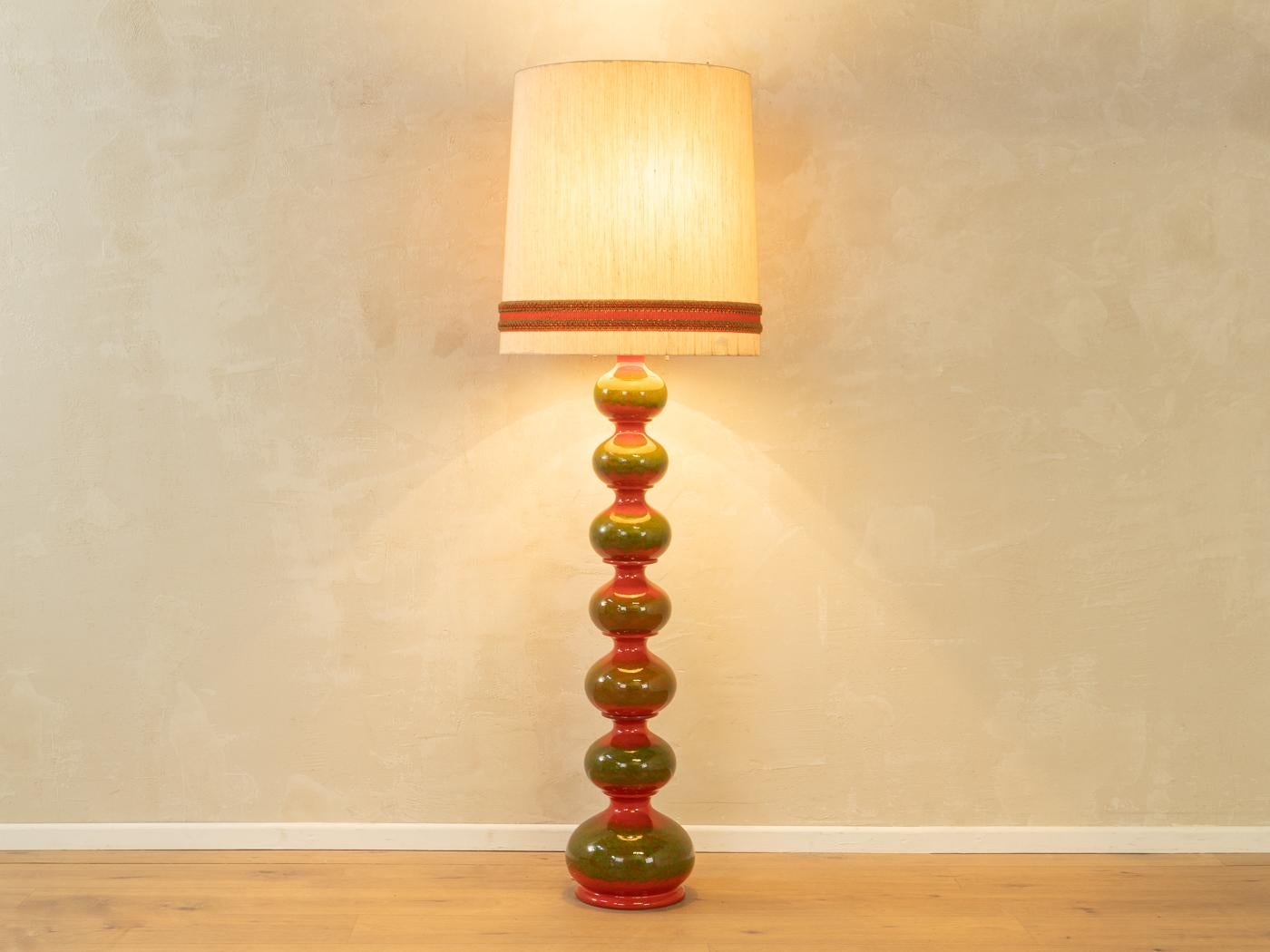 Rare lampadaire à bulles de Kaiser Leuchten des années 1960. Base en céramique émaillée fabriquée à la main dans des tons verts et rouges avec un abat-jour en soie blanc cassé.

Caractéristiques de qualité :
très bon travail
des matériaux de haute