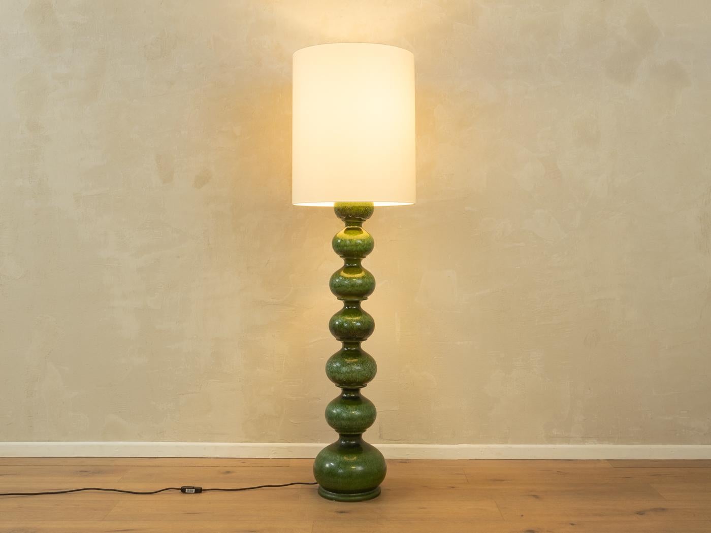 Rare lampadaire à bulles de Kaiser Leuchten des années 1960. Base artisanale en céramique émaillée dans les tons verts avec un nouvel abat-jour.

Caractéristiques de qualité :
très bon travail
des matériaux de haute qualité
Fabriqué en Allemagne,
