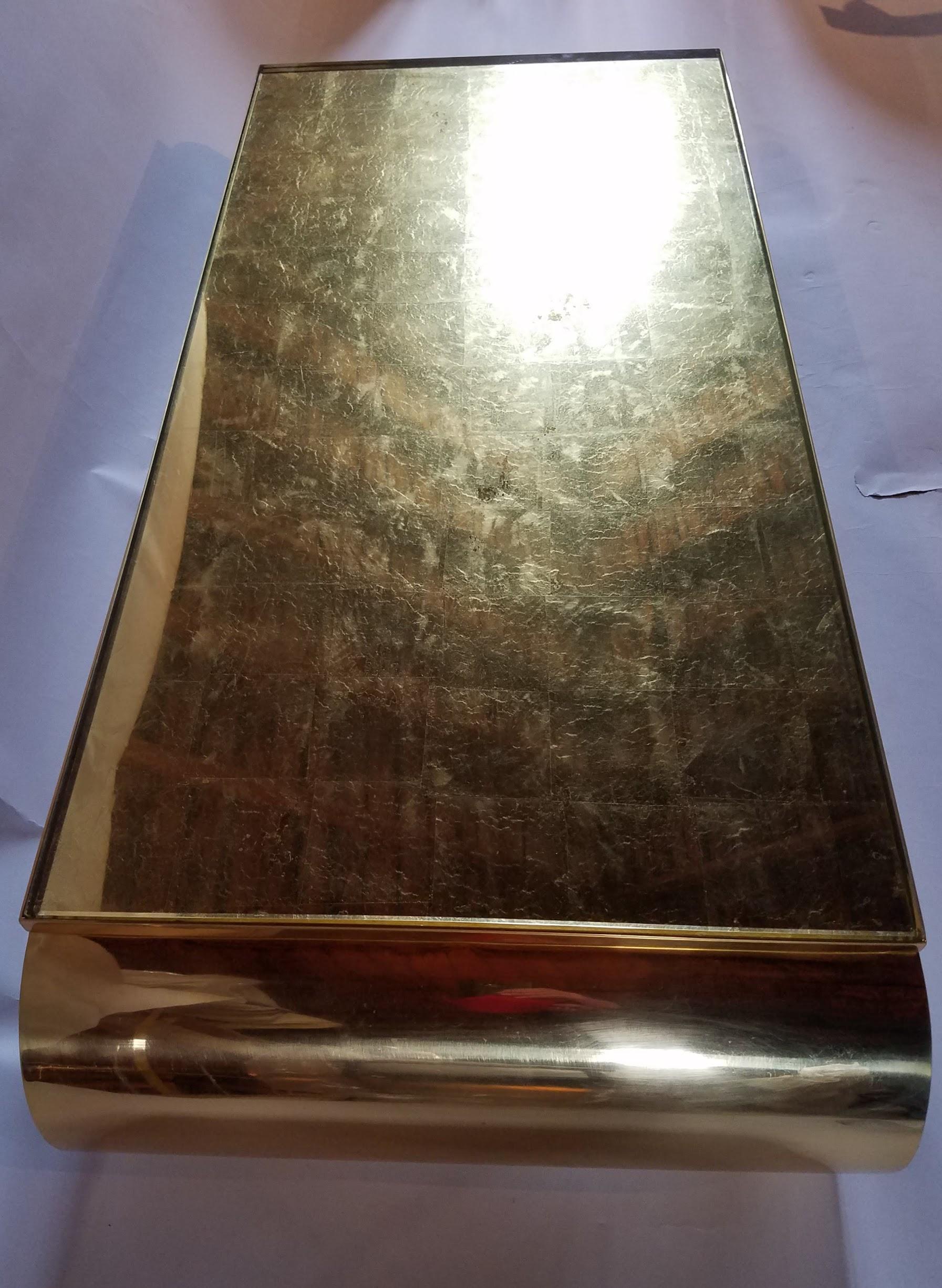 Chinoiseries Eglomise Table basse en laiton feuille d'or et verre New York 1970 en vente