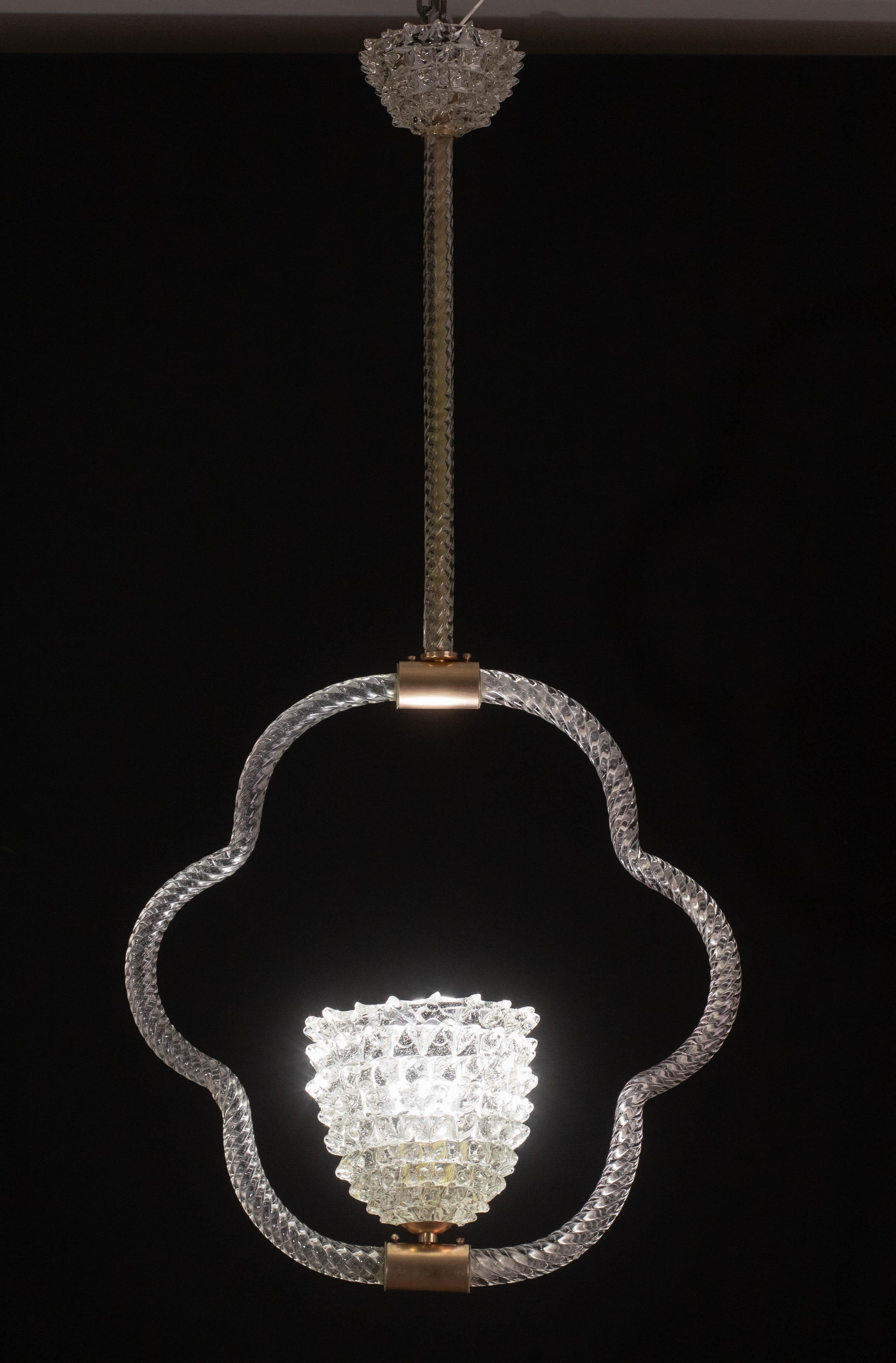 Incredibile Luce in vetro di Murano in rostrato chiaro della metà del secolo scorso.

Questa meravigliosa lampada è stata prodotta negli anni '40 in Italia da Ercole Barovier per Barovier&Toso.

Questo capolavoro è un fantastico tributo