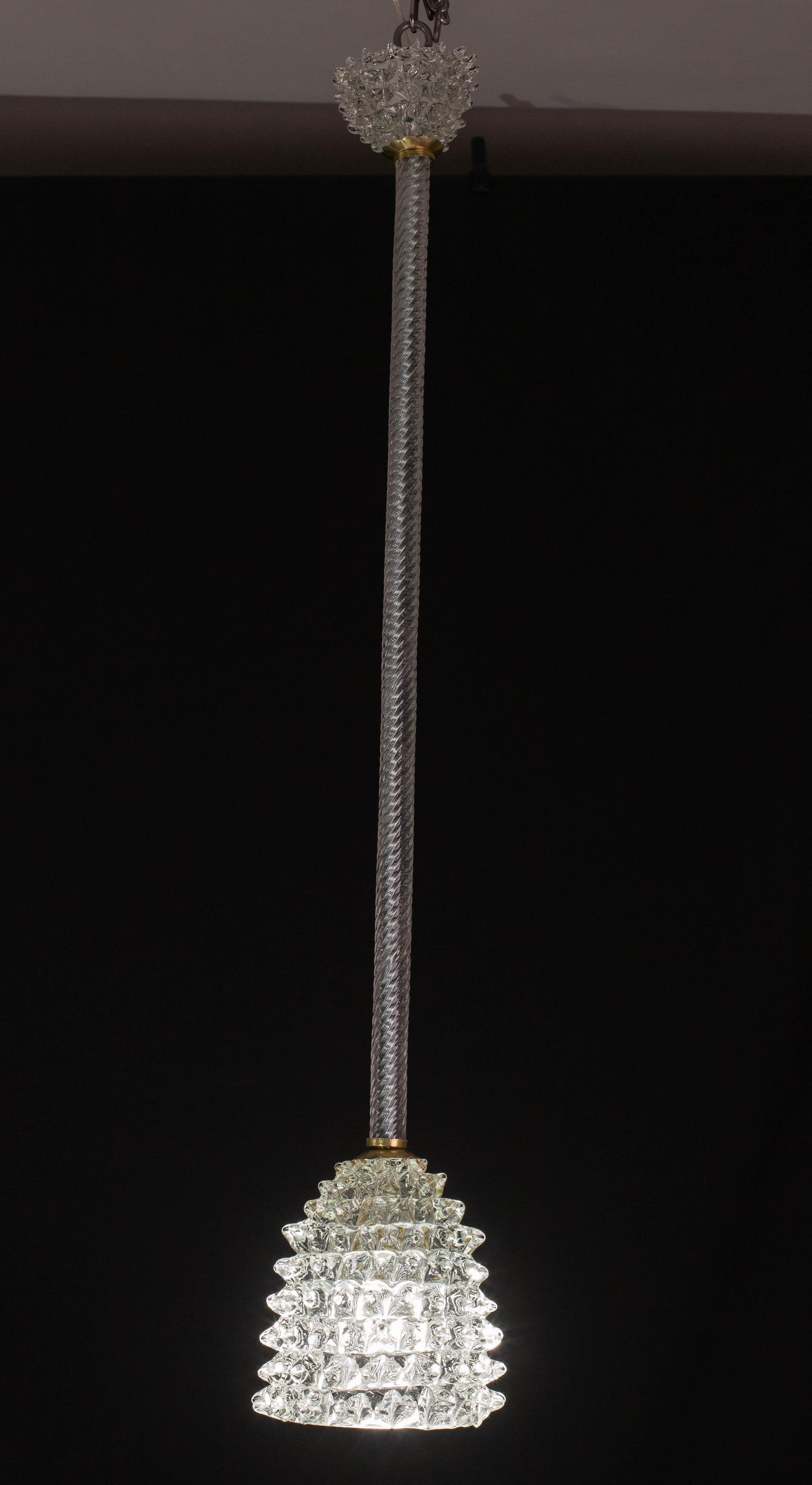 Incredibile pendente in vetro di Murano in vetro rostrato trasparente della metà del XX secolo.

Questo splendido lampadario è stato prodotto negli anni '40 in Italia da Ercole Barovier per Barovier&Toso.

Questo capolavoro è un fantastico tributo