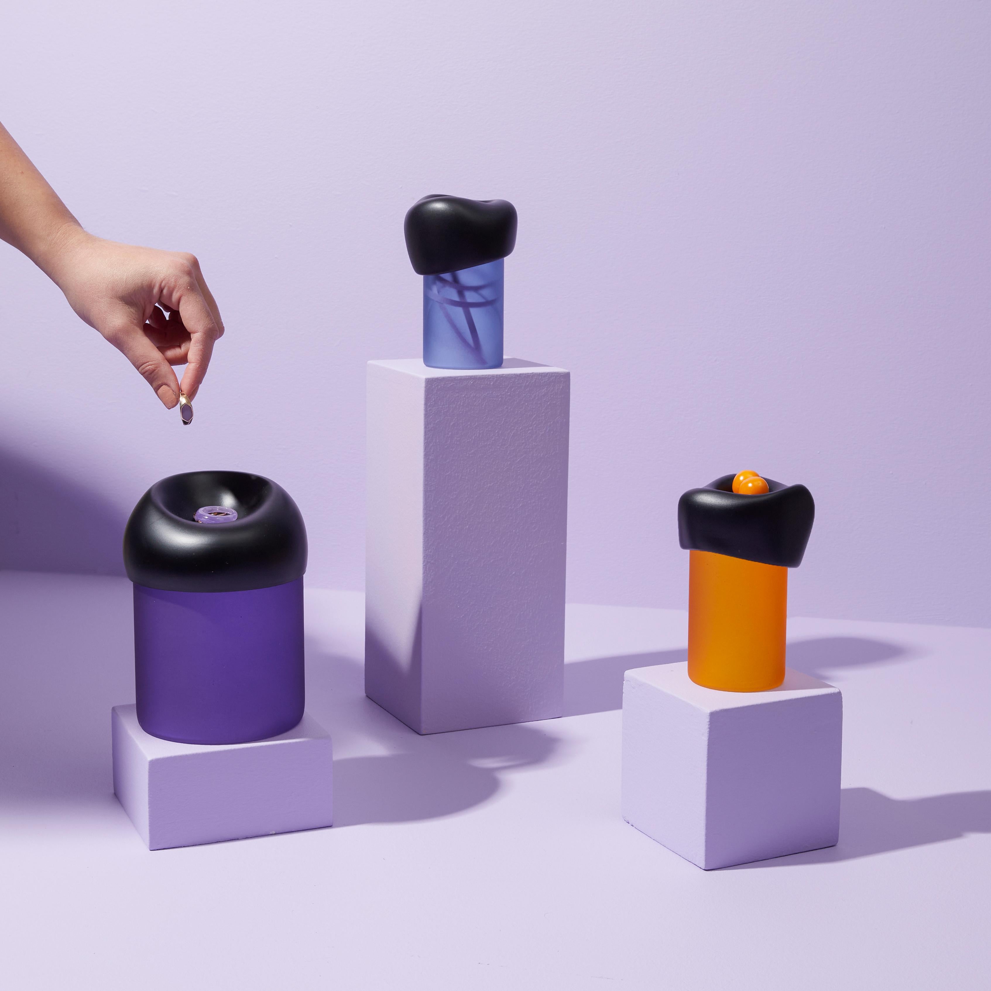 I contenitori fanno parte della collezione Extraordinary objects e sono stati presentati alla Nationale Art Gallery di Portland, in Oregon. 
I barattoli sono realizzati in vetro soffiato a mano e i coperchi sono stampati in 3D con materiale a