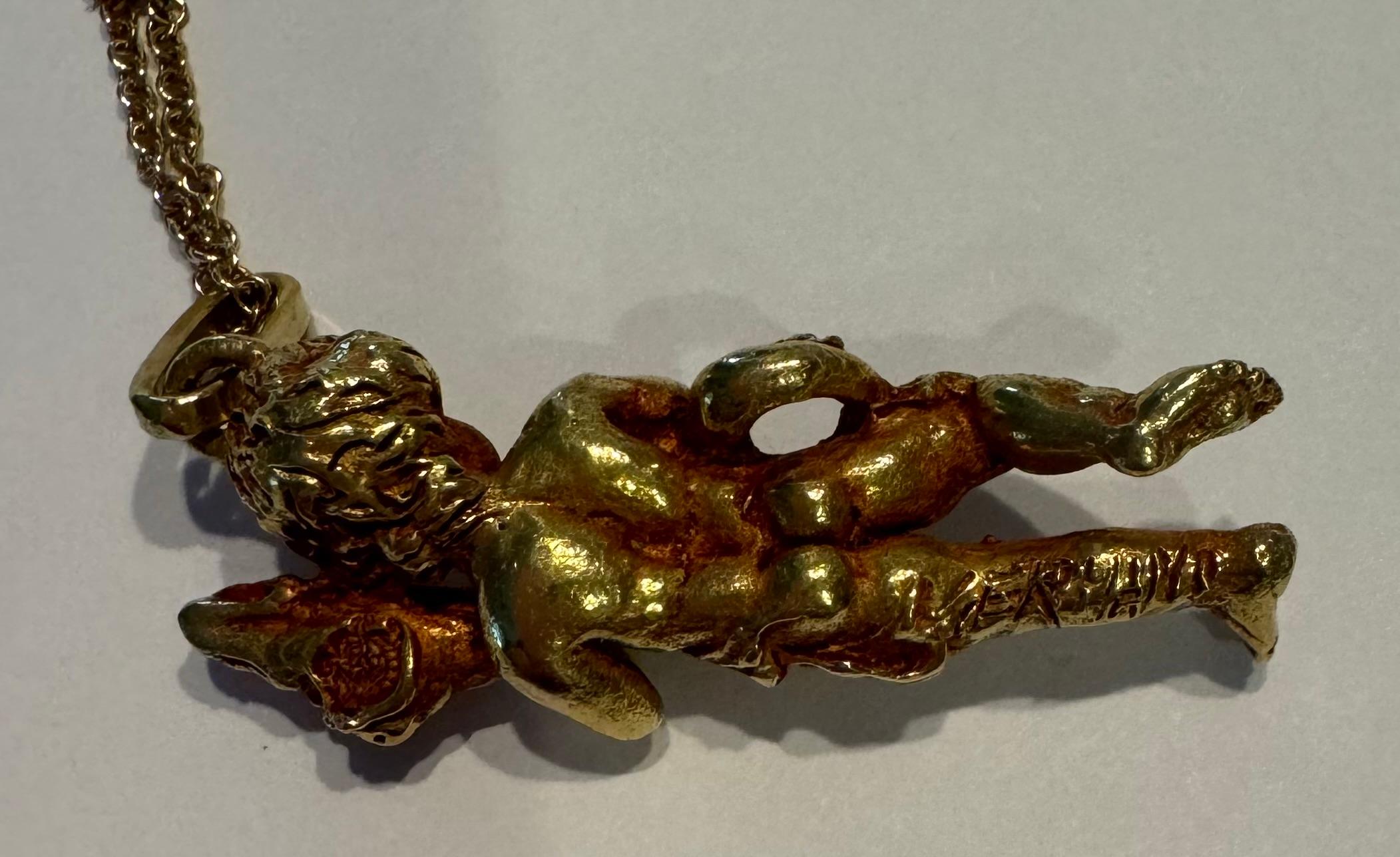 Ciondolo scolpito in oro 18k 