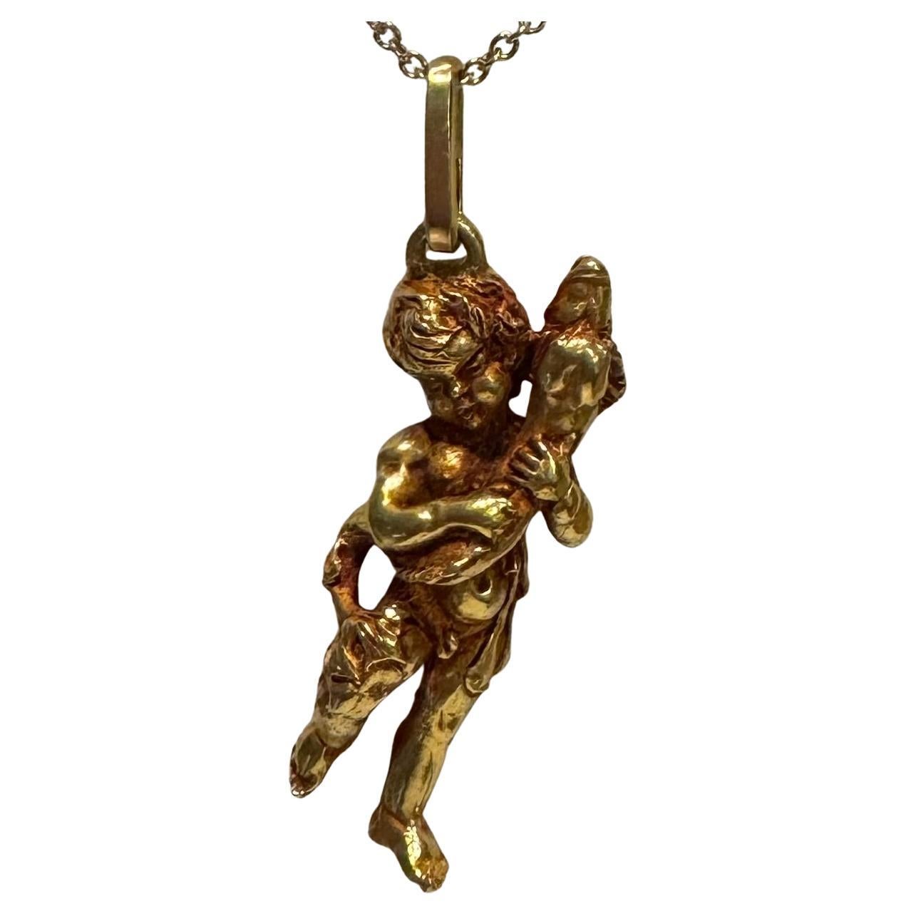 Straordinaria scultura in oro 18 carati di Cupido che è sia un gioiello che un'opera d'arte. Questo pezzo è stato creato dal famoso artista Nino D'Antonio Germano. Il ciondolo pesa 25 grammi.