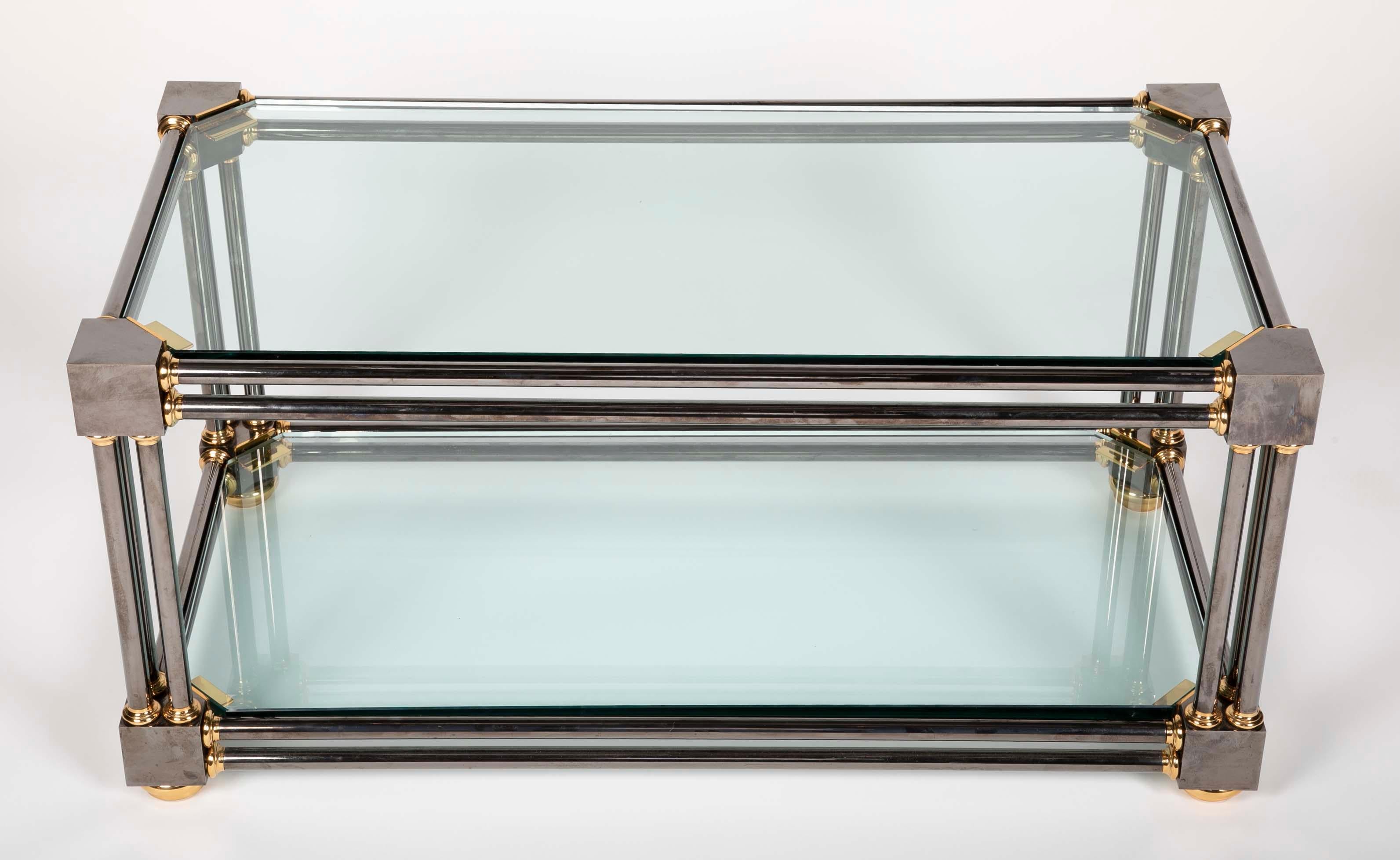 Une très lourde table sur mesure en acier gun metal et laiton poli à la manière de la Maison Meilleur.