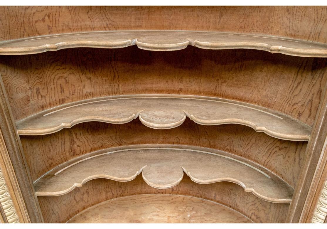 Außergewöhnlicher Eckschrank mit Muschelkranz im Angebot 3