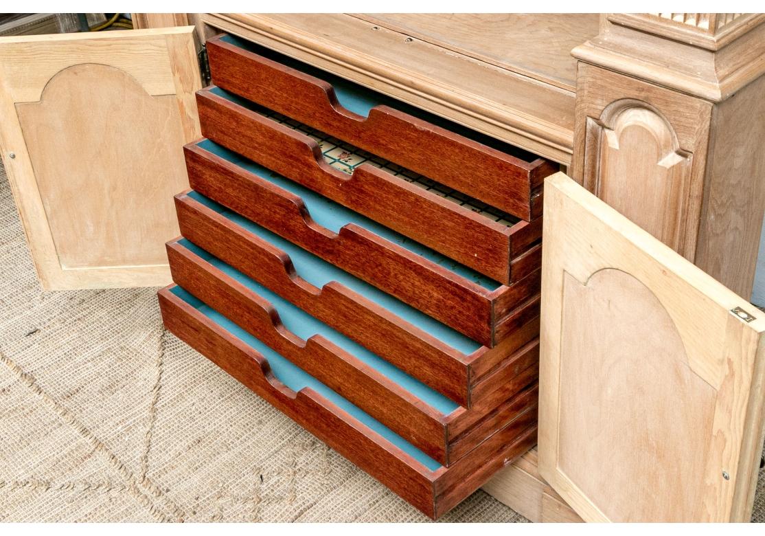 Außergewöhnlicher Eckschrank mit Muschelkranz im Angebot 4