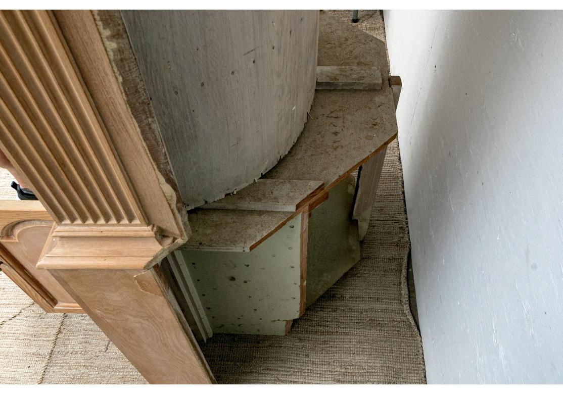 Außergewöhnlicher Eckschrank mit Muschelkranz im Angebot 5