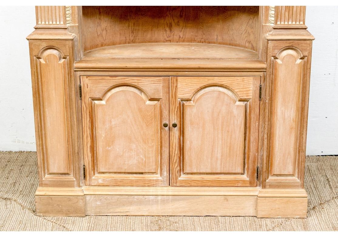 Außergewöhnlicher Eckschrank mit Muschelkranz im Angebot 6