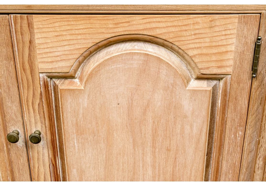 Außergewöhnlicher Eckschrank mit Muschelkranz im Angebot 7