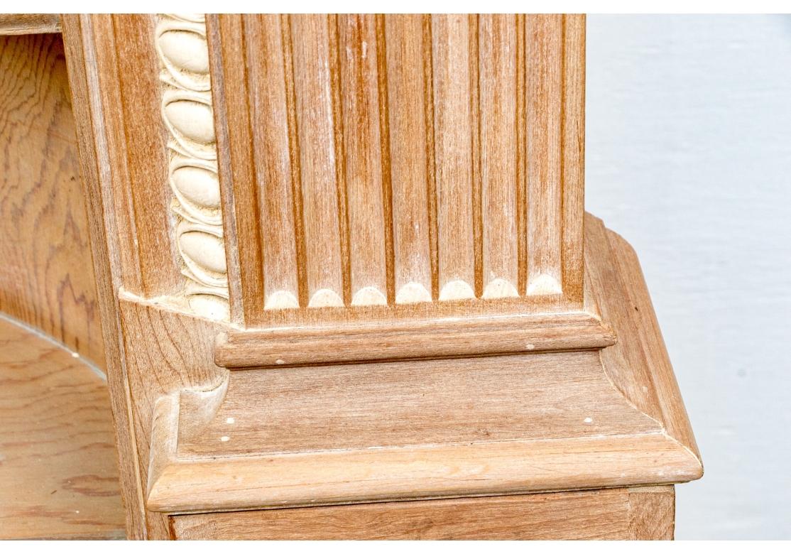 Außergewöhnlicher Eckschrank mit Muschelkranz im Angebot 8
