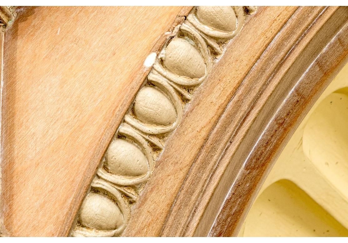 Außergewöhnlicher Eckschrank mit Muschelkranz im Angebot 10