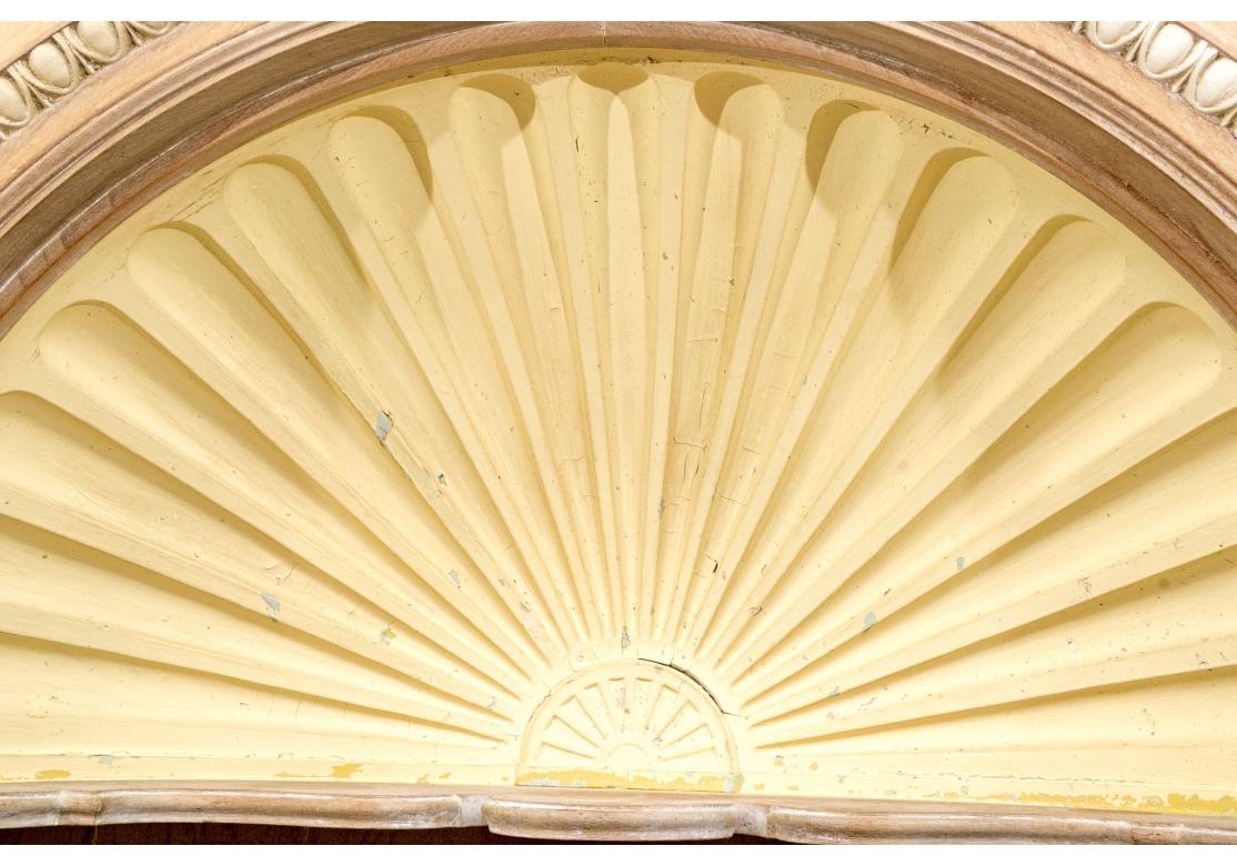Eine sehr gut gemachte und hervorragend dekorative Ecknische mit vielen feinen Details. Groß in der Größe mit einer insgesamt hellen Präsentation mit sanft fertig gestrichenem Holz mit feinen Creme Farbe Akzente. Mit einem dramatischen oberen