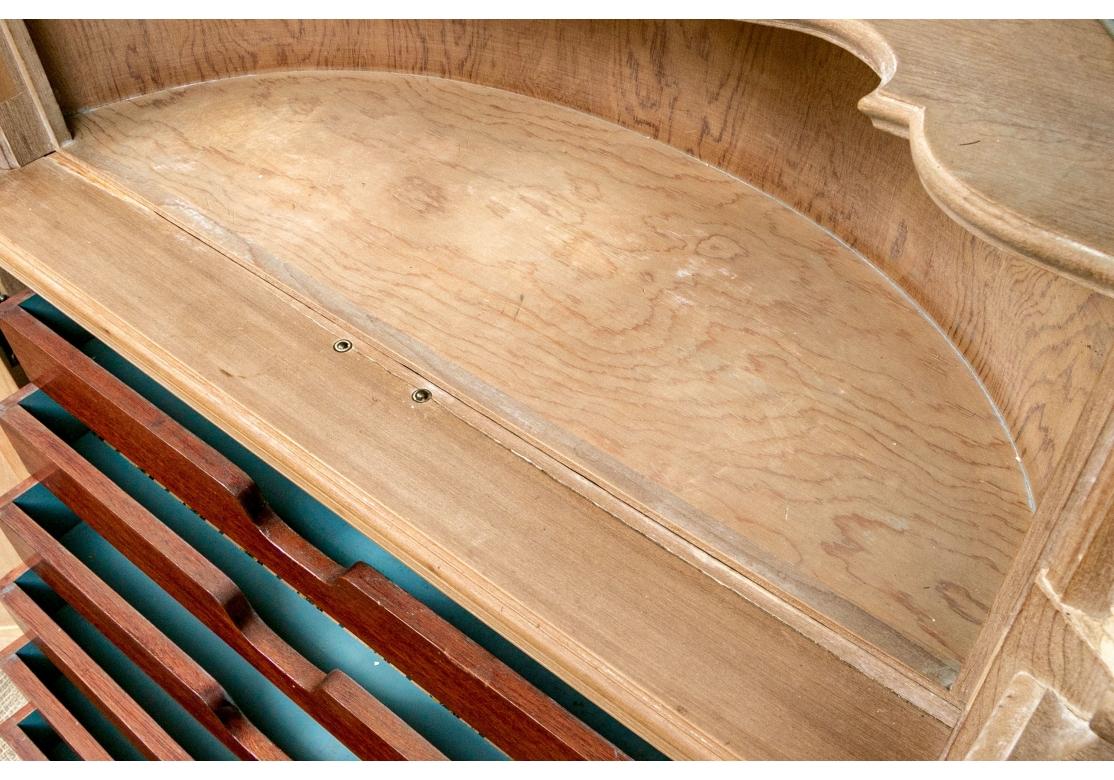 Außergewöhnlicher Eckschrank mit Muschelkranz (20. Jahrhundert) im Angebot