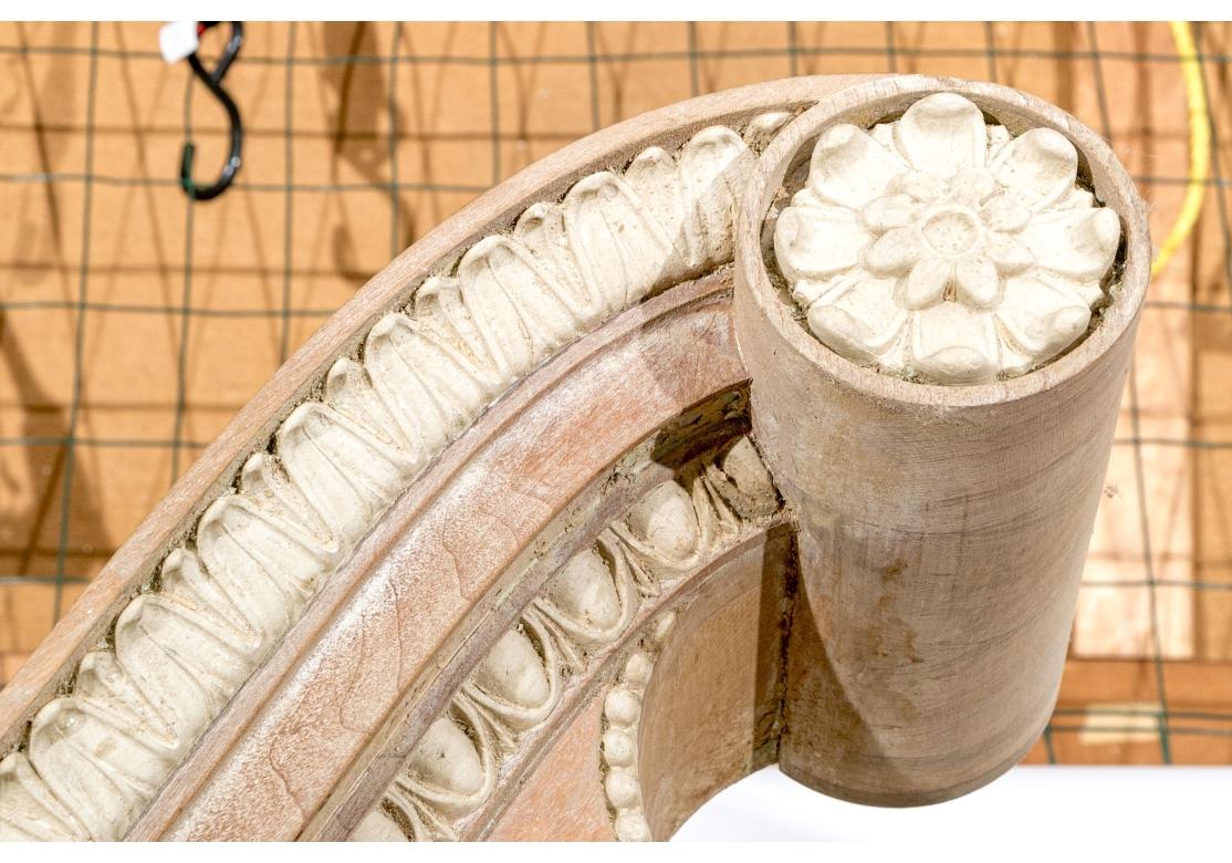 Außergewöhnlicher Eckschrank mit Muschelkranz (Holz) im Angebot