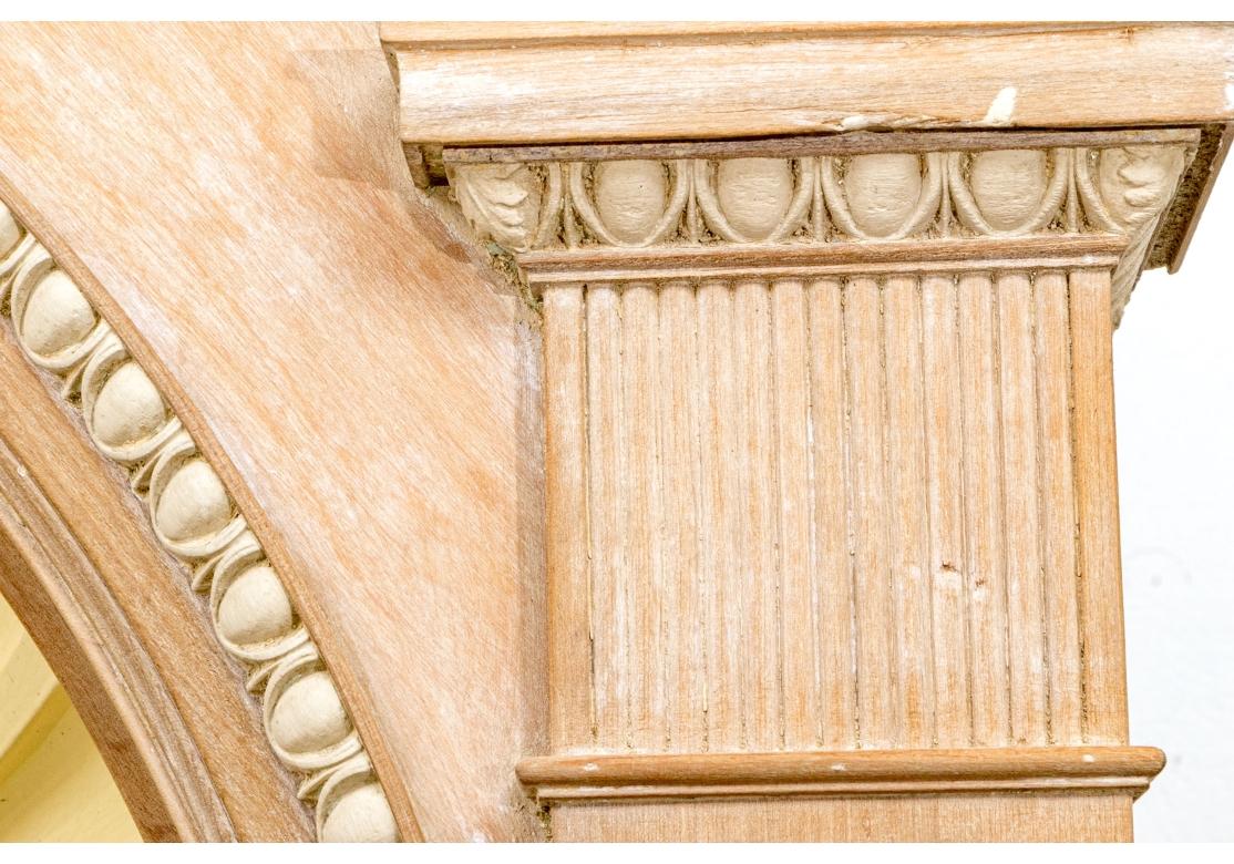 Außergewöhnlicher Eckschrank mit Muschelkranz im Angebot 1