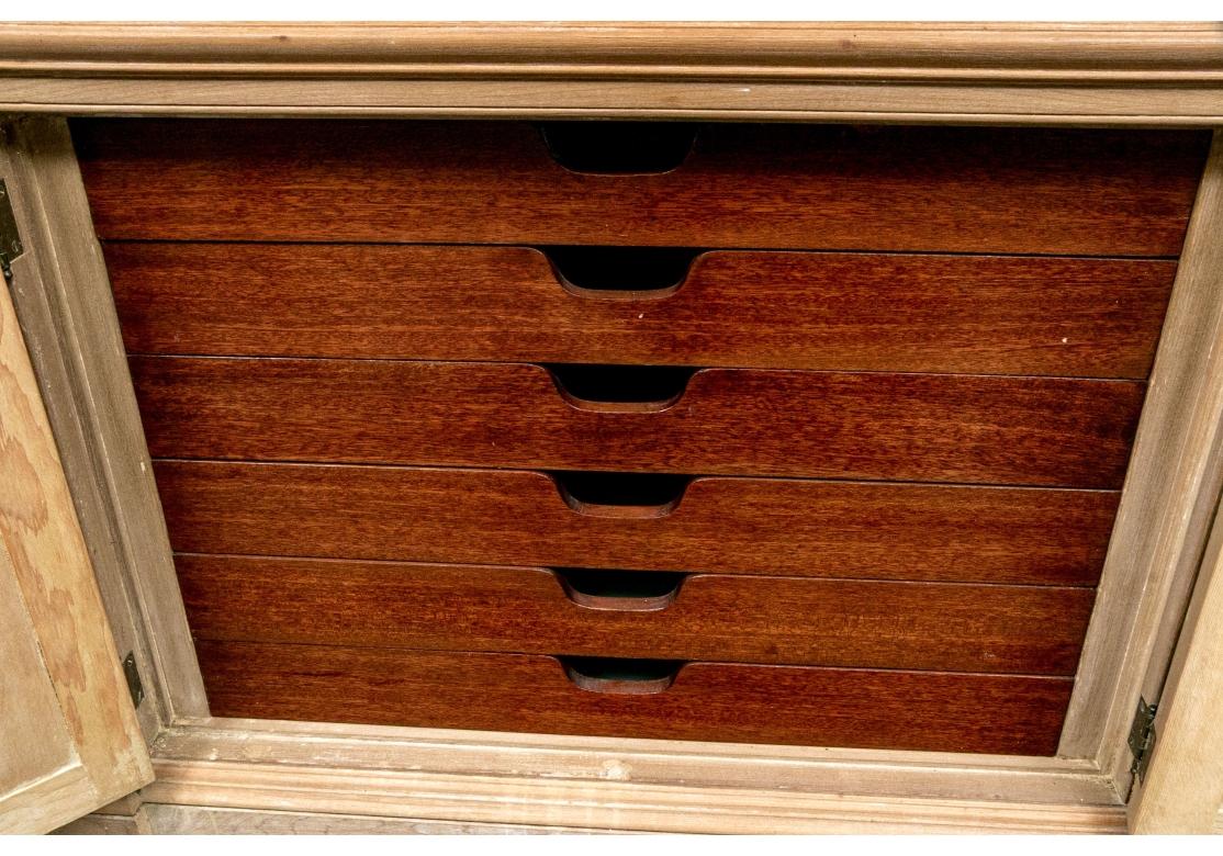 Außergewöhnlicher Eckschrank mit Muschelkranz im Angebot 2