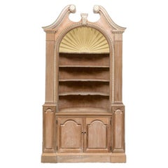 Außergewöhnlicher Eckschrank mit Muschelkranz Außergewöhnlicher Eckschrank mit Muschelkranz