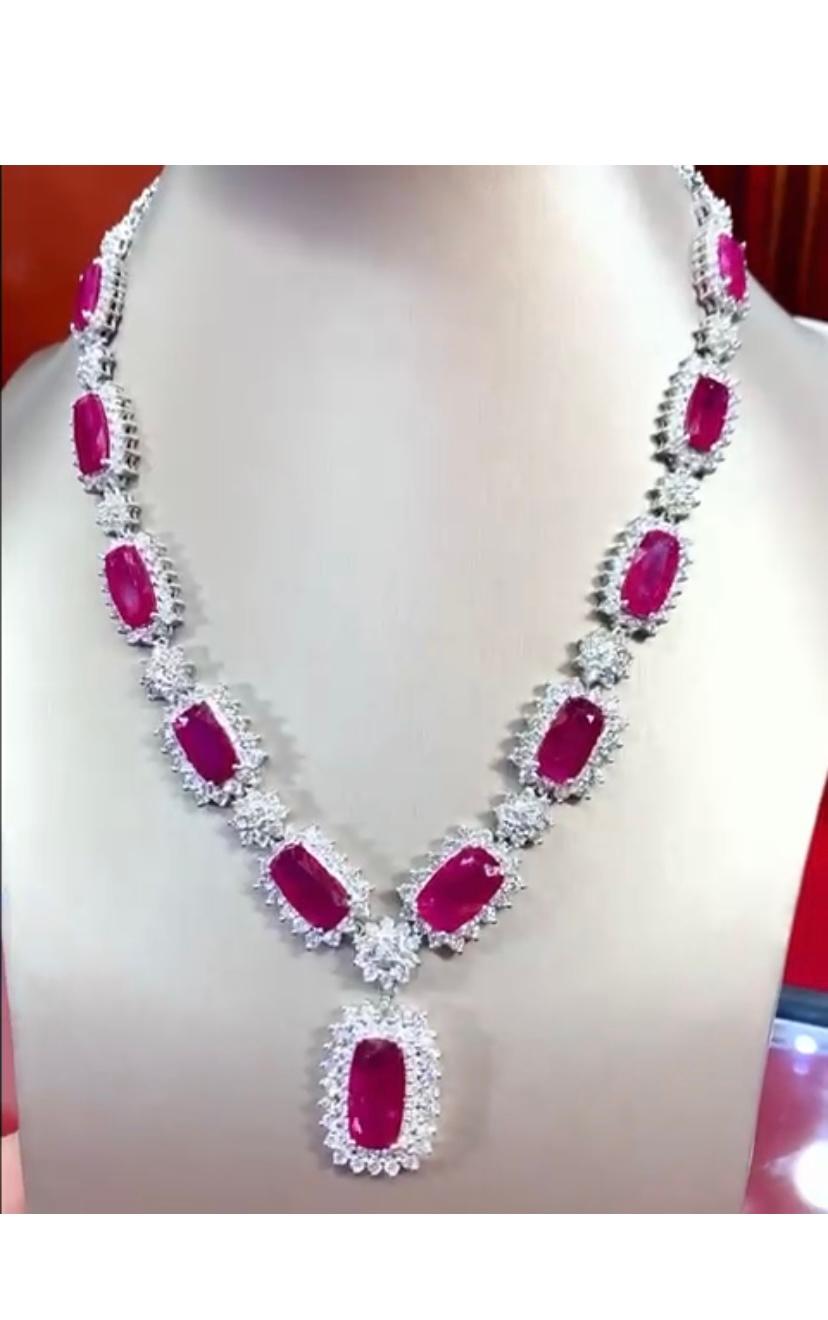 Donna Straordinario design con rubini e diamanti di Birmania Ct 63, 32 su collana in vendita