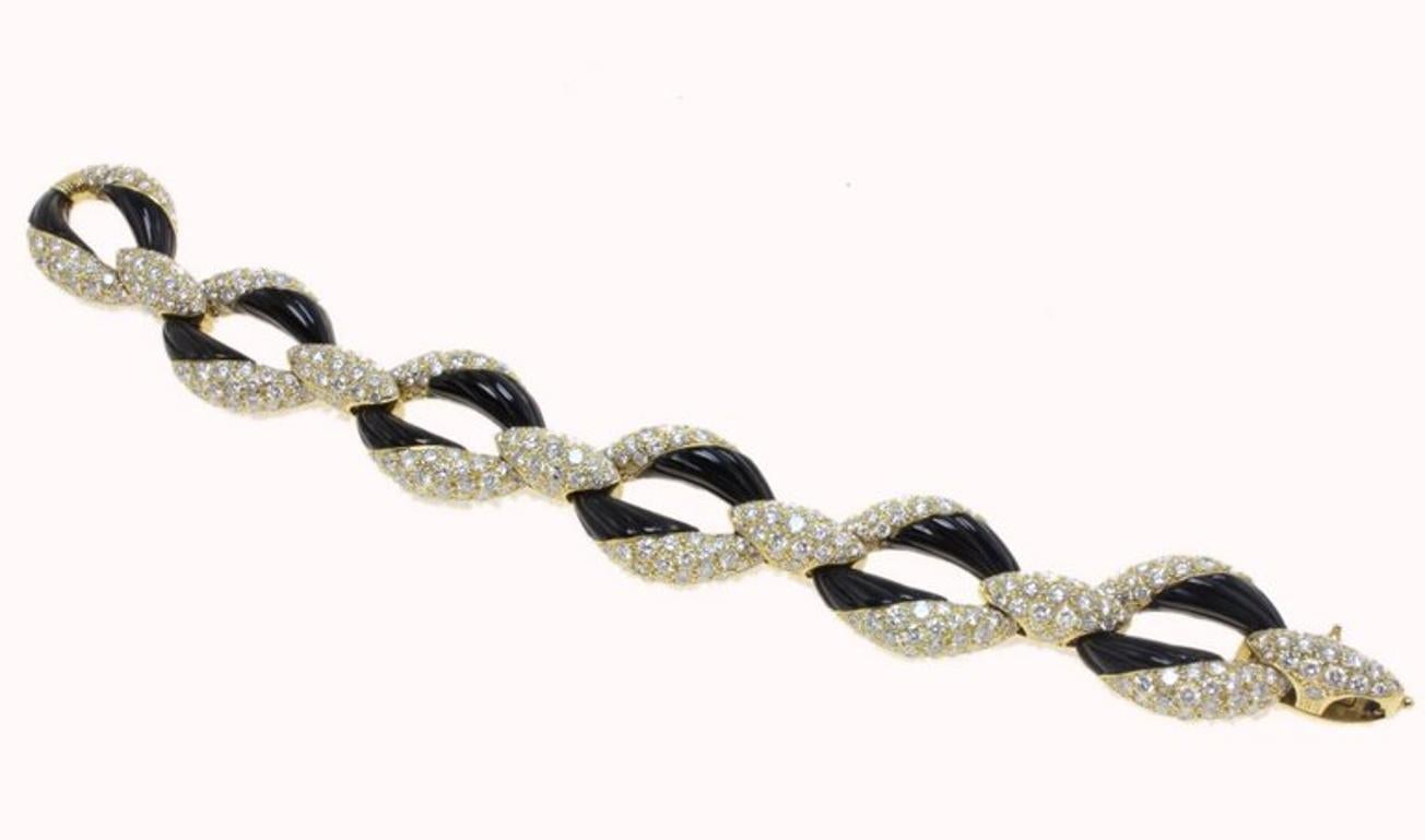 Außergewöhnliches Gliederarmband, bestehend aus einer abwechselnden Farbmischung zwischen dem schwarzen Onyx und den Diamanten, die auf 18 Kt Gelbgold montiert sind.
Gesamtgewicht 62,63 g
Diamanten 12 ct
Onyx 6 g
Rf. hcaih

Bei Fragen wenden Sie