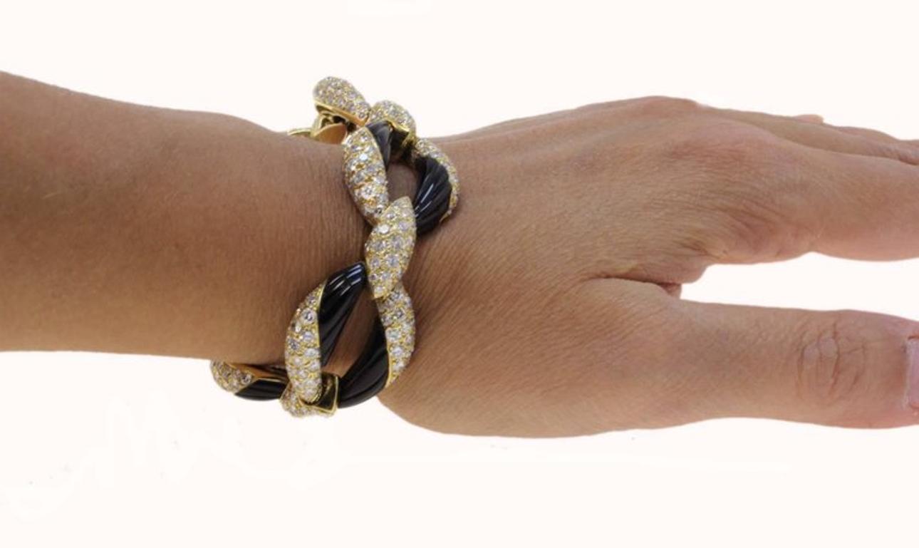 Außergewöhnliches Gliederarmband aus Gelbgold mit Diamanten, Onyx und Gelbgold (Gemischter Schliff) im Angebot