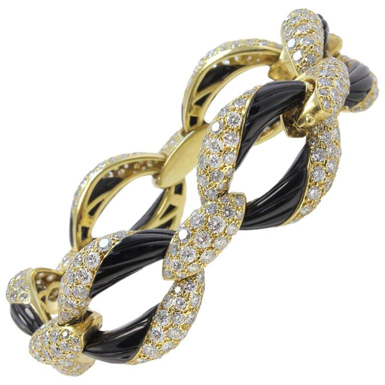 Extraordinary Diamonds Onyx and Yellow Gold Link Bracelet For Sale