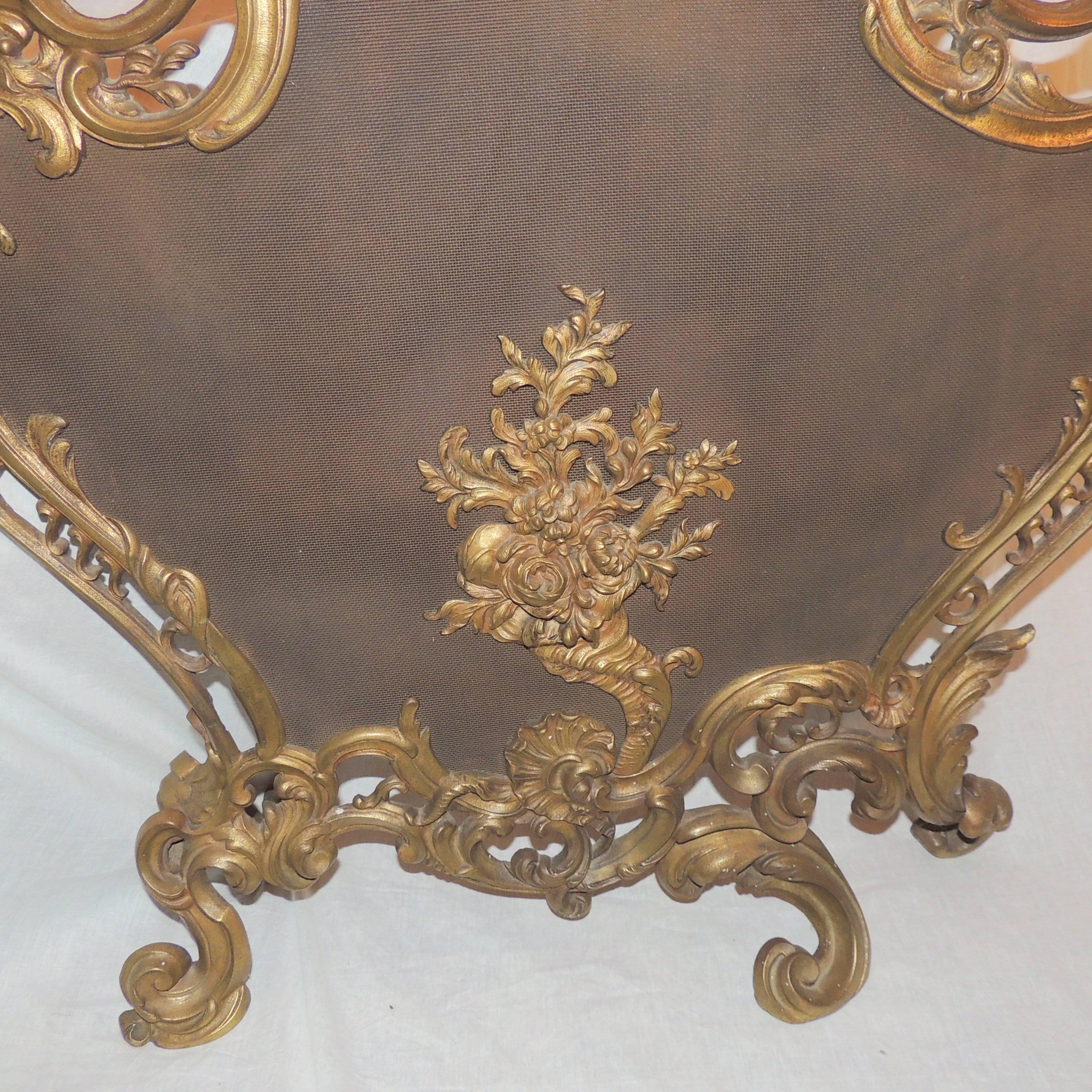 Extraordinary Dore Bronze Fire Place Screen Scrolls Floral Medallion Firescreen In Good Condition For Sale In Roslyn, NY
