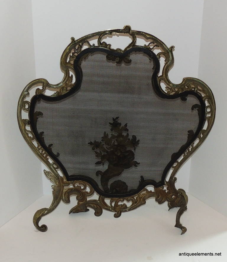 Außergewöhnlicher Dore Bronze Kaminschirm mit Blumenmedaillon und Medaillon, Kaminschirm im Angebot 3