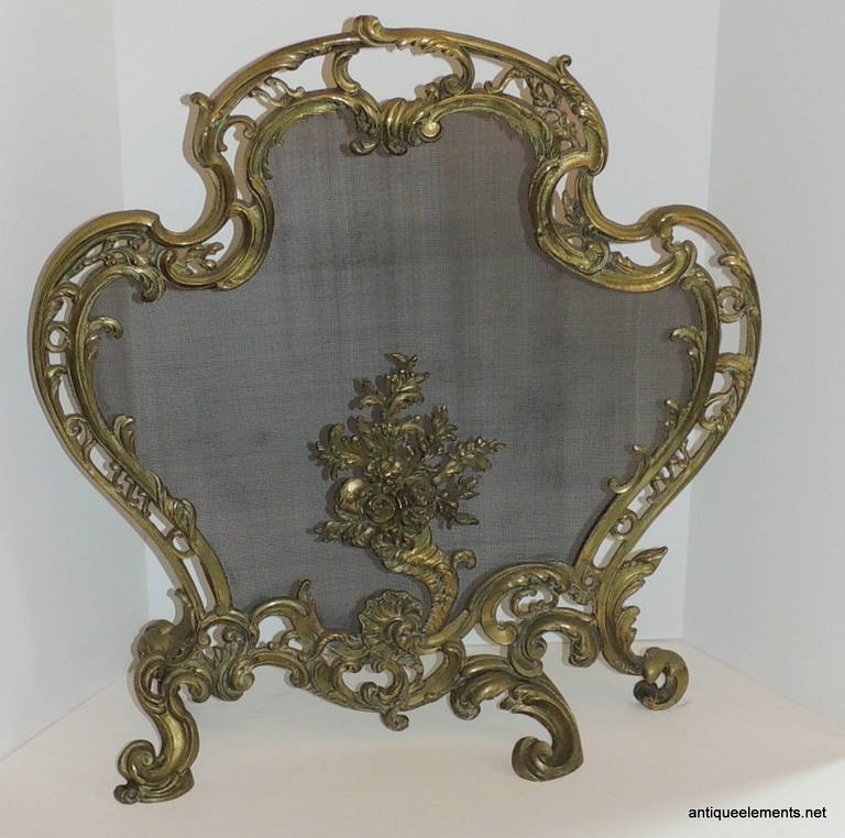 Außergewöhnlicher Dore Bronze Kaminschirm mit Blumenmedaillon und Medaillon, Kaminschirm im Angebot 4