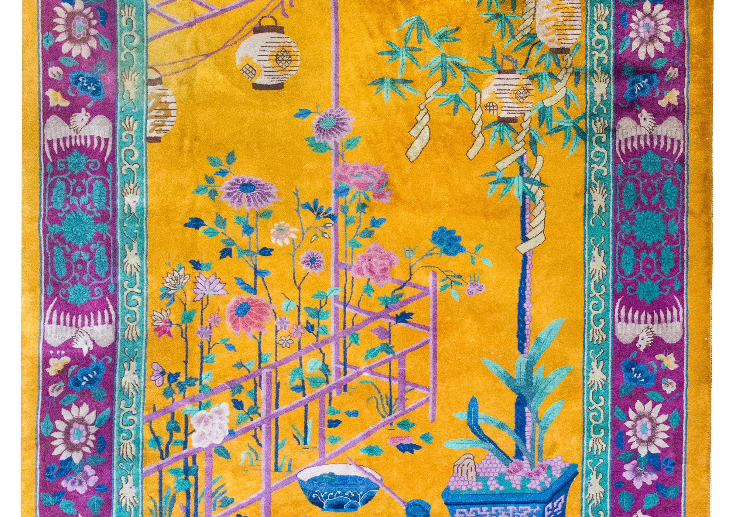 En plus de 40 ans d'activité dans le domaine des tapis d'art, peu de pièces nous ont autant interpellés que ce chef-d'œuvre de l'Art déco chinois du début du XXe siècle. Tissé dans les années 1920, il représente un jardin luxuriant de pivoines et de