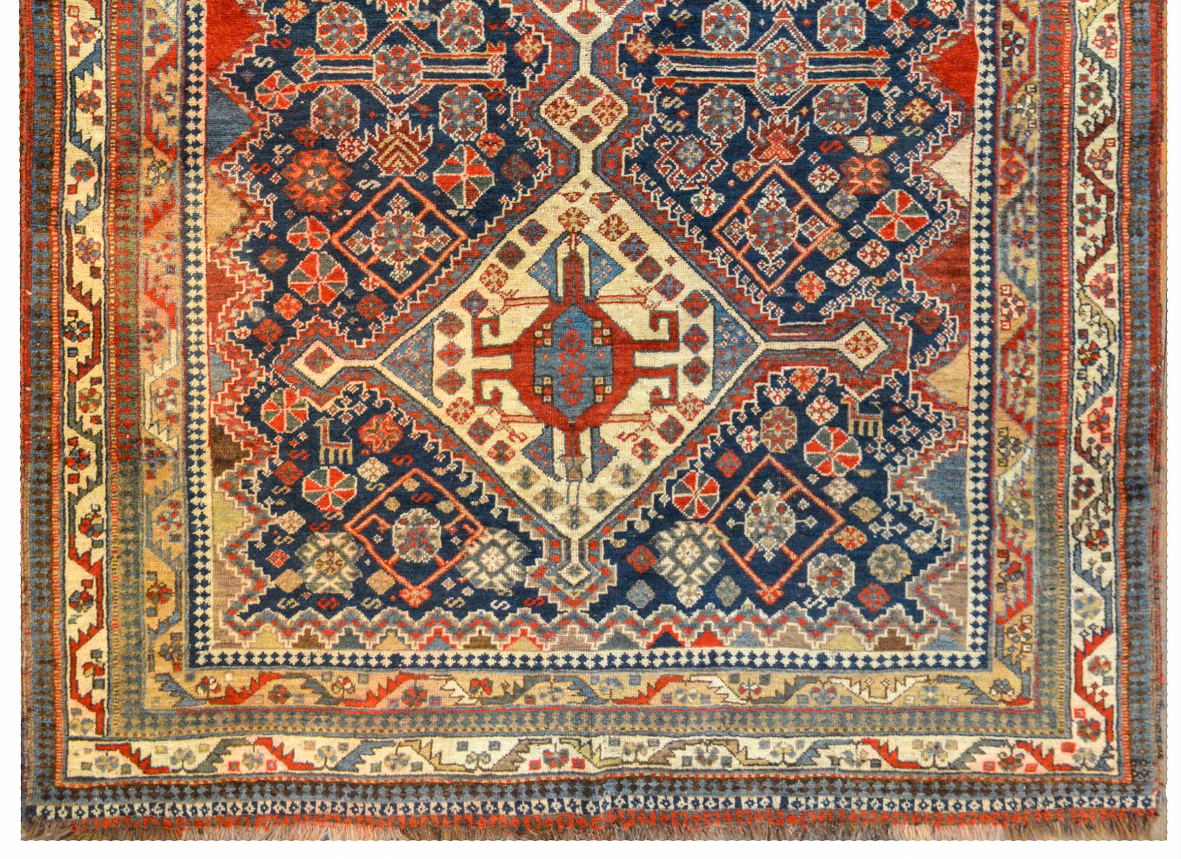 Teinture végétale Extraordinaire tapis Ghashgaei du début du 20e siècle en vente