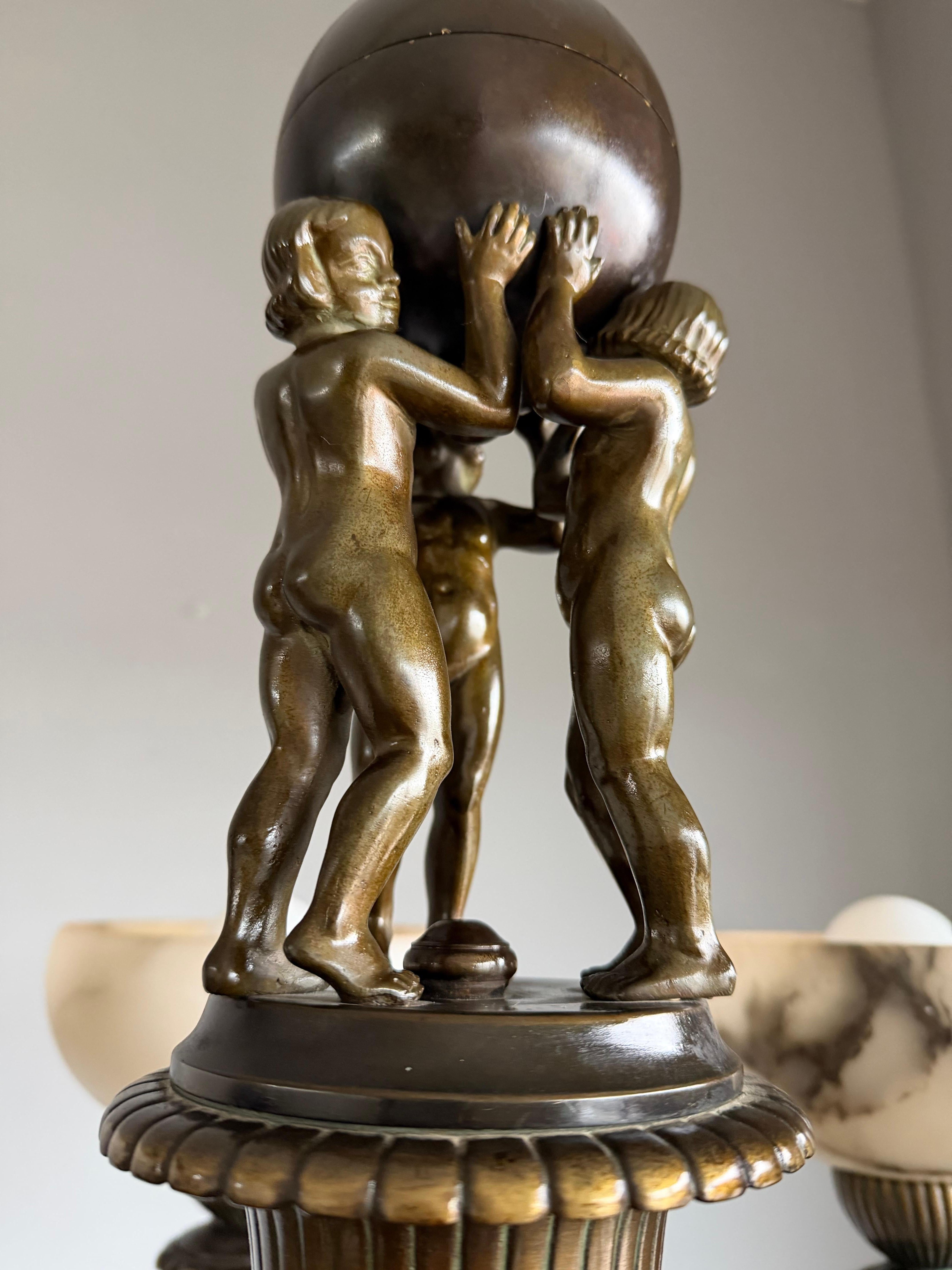 Extraordinary Early-20th-Century Neoclassical Chandelier with Alabaster Shades en venta 2