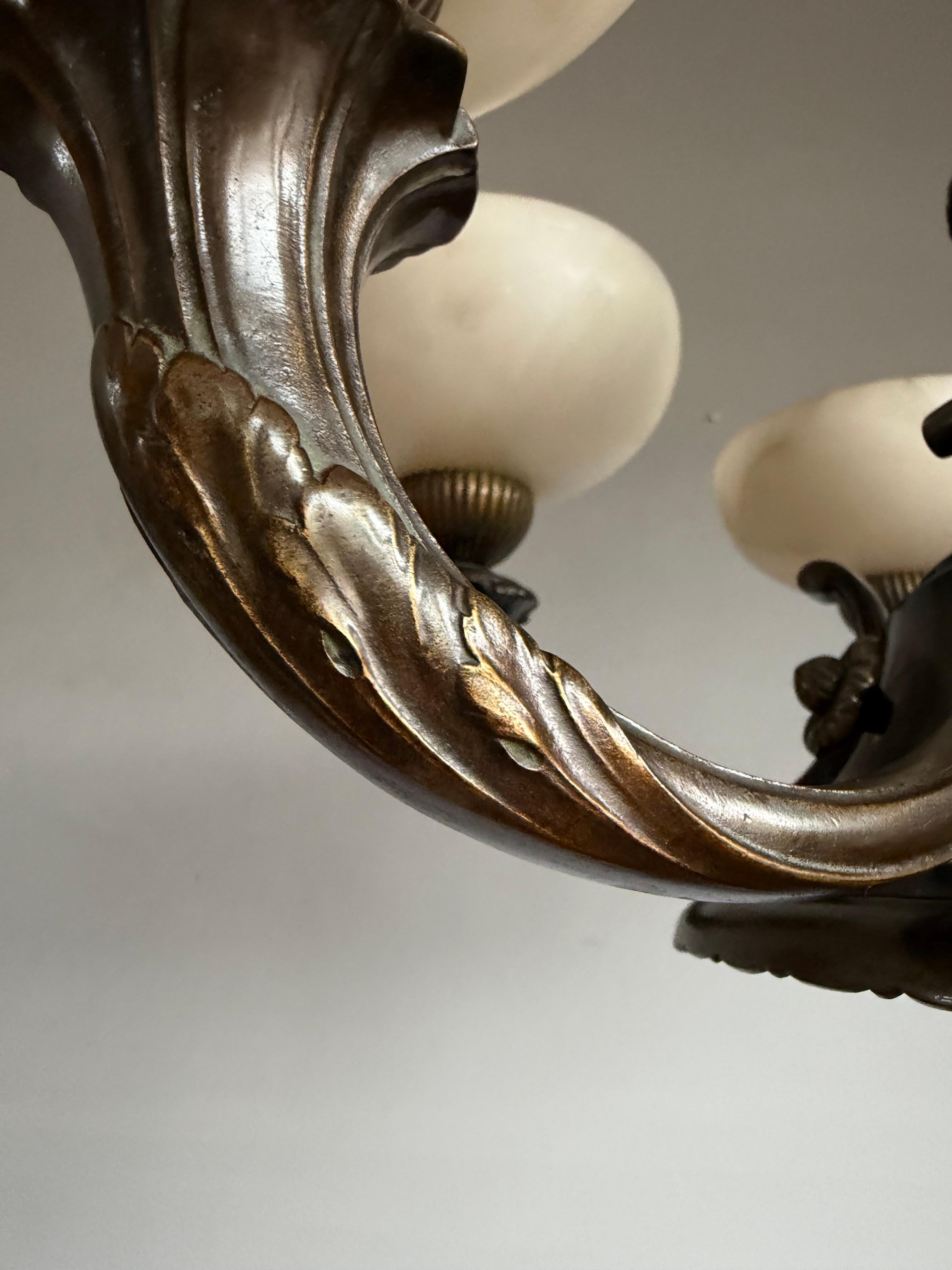 Extraordinary Early-20th-Century Neoclassical Chandelier with Alabaster Shades en venta 3