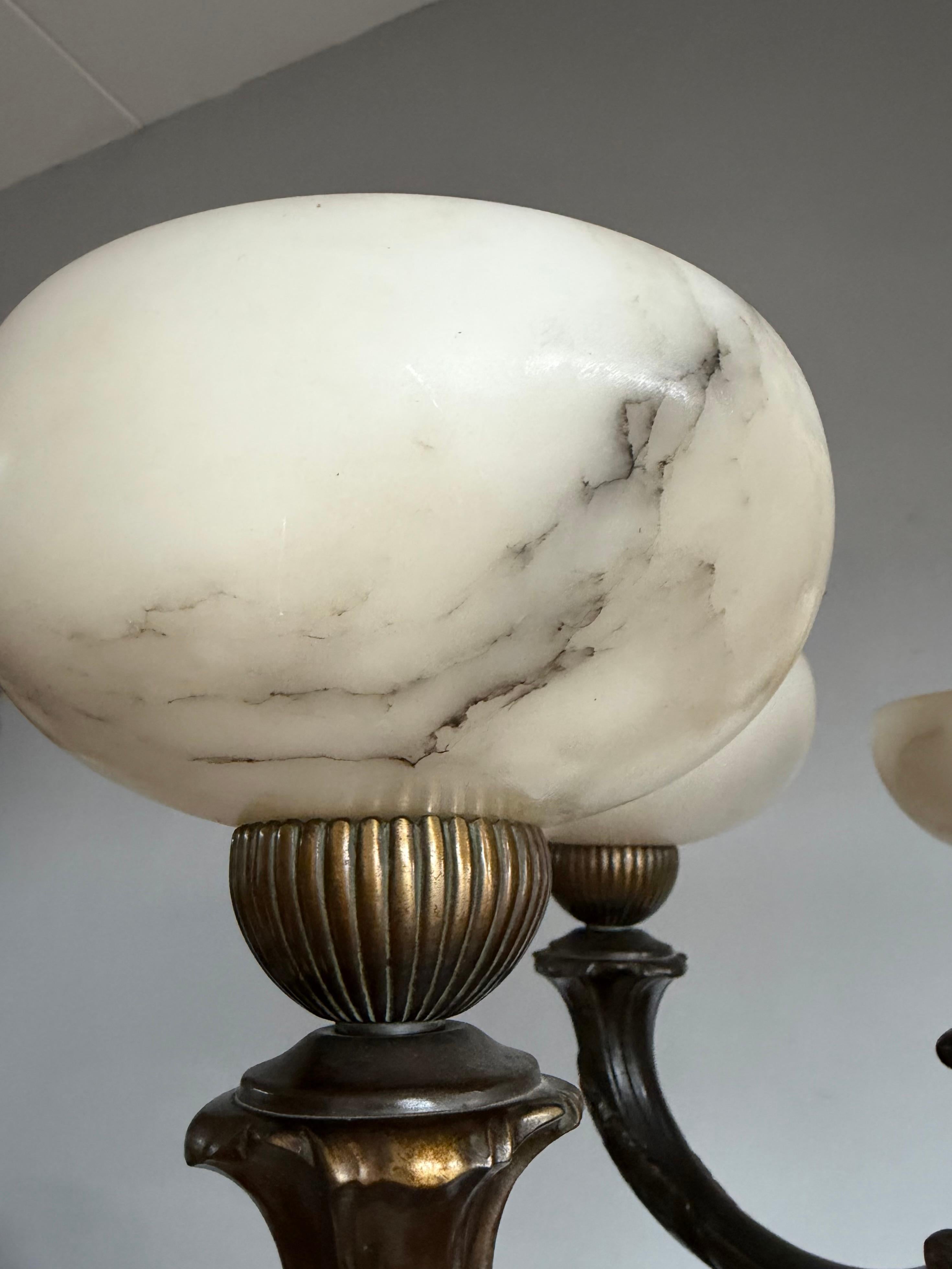 Extraordinary Early-20th-Century Neoclassical Chandelier with Alabaster Shades en venta 4