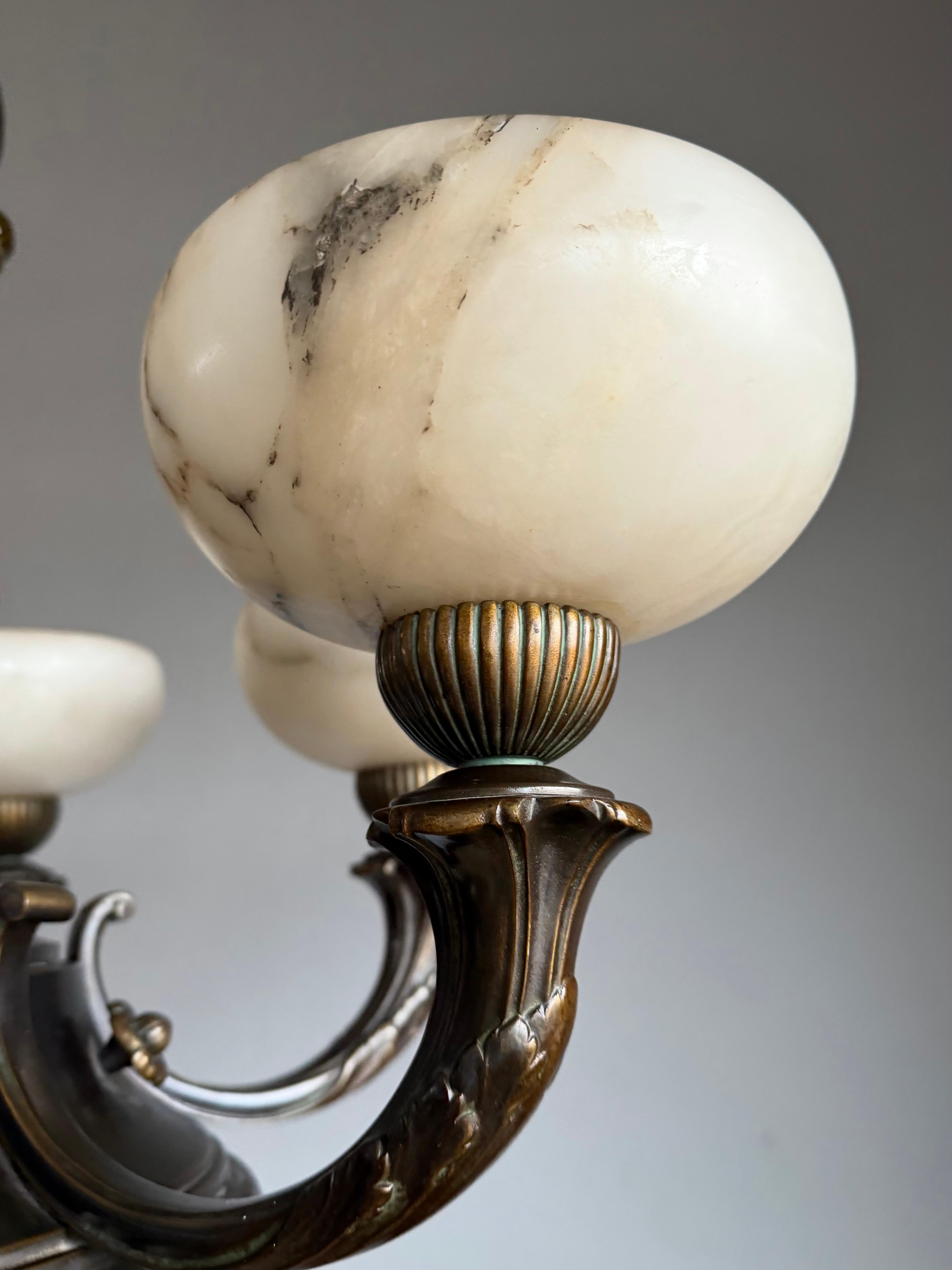 Extraordinary Early-20th-Century Neoclassical Chandelier with Alabaster Shades en venta 5