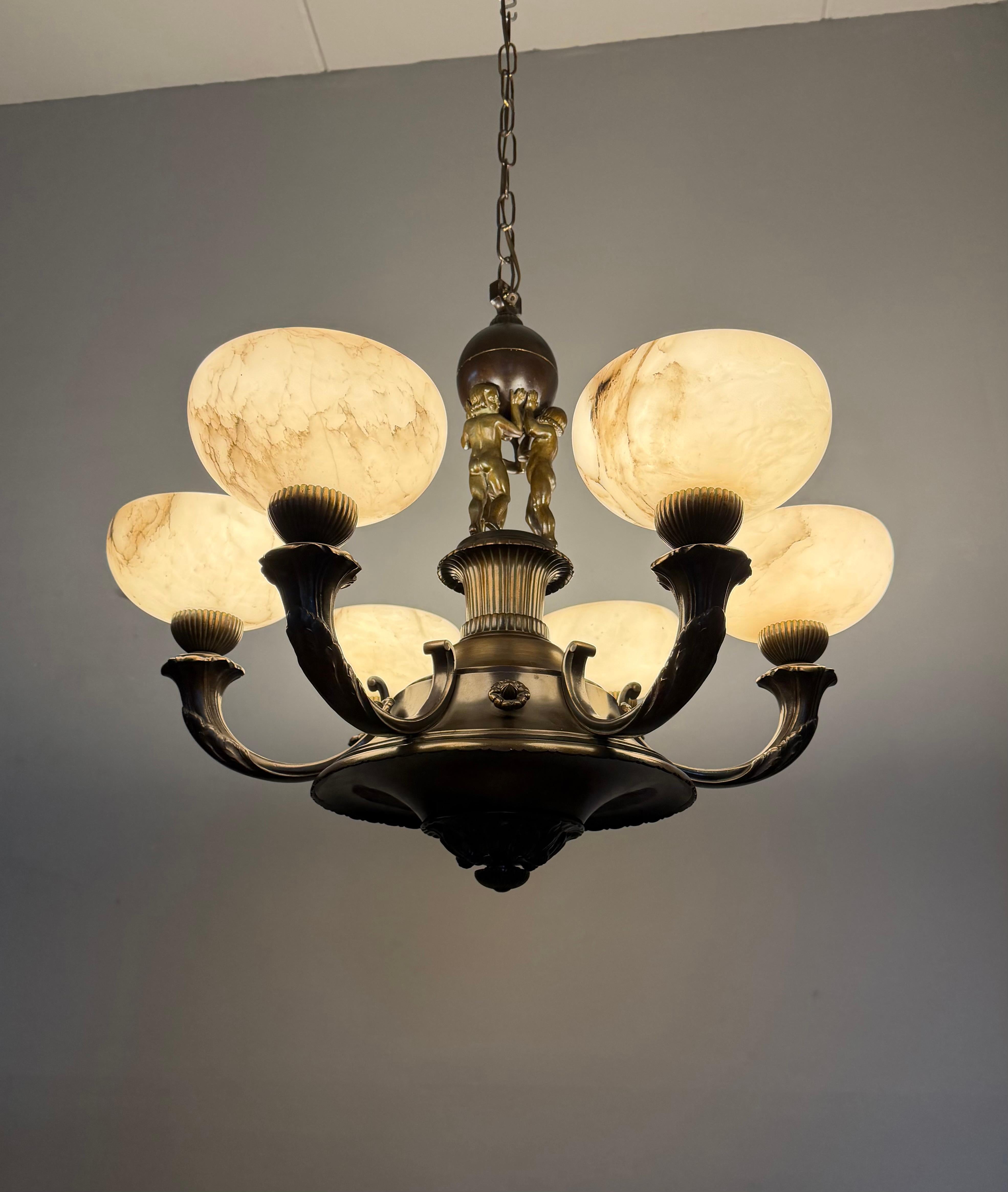 Extraordinary Early-20th-Century Neoclassical Chandelier with Alabaster Shades en venta 7