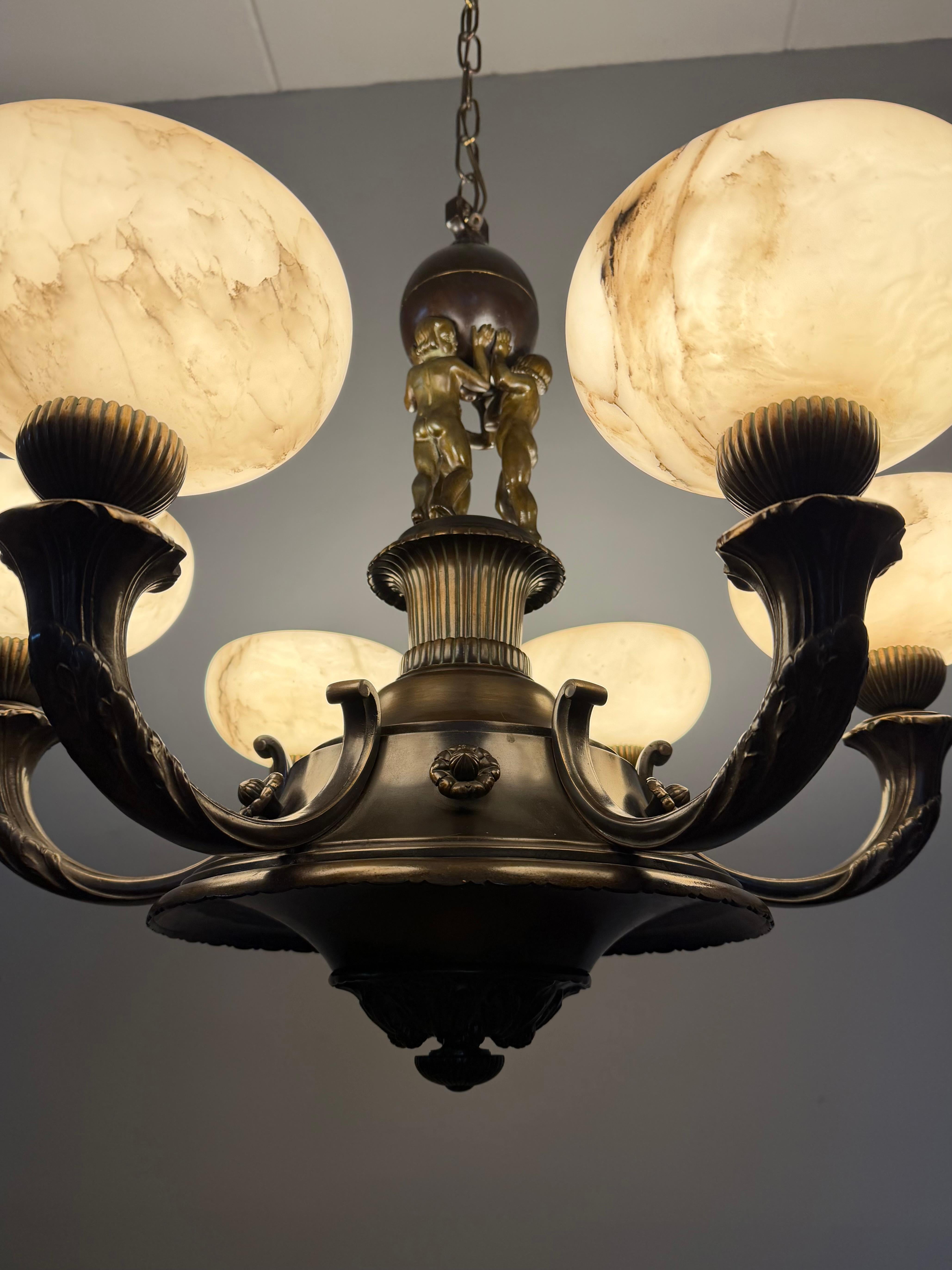 Extraordinary Early-20th-Century Neoclassical Chandelier with Alabaster Shades en venta 8