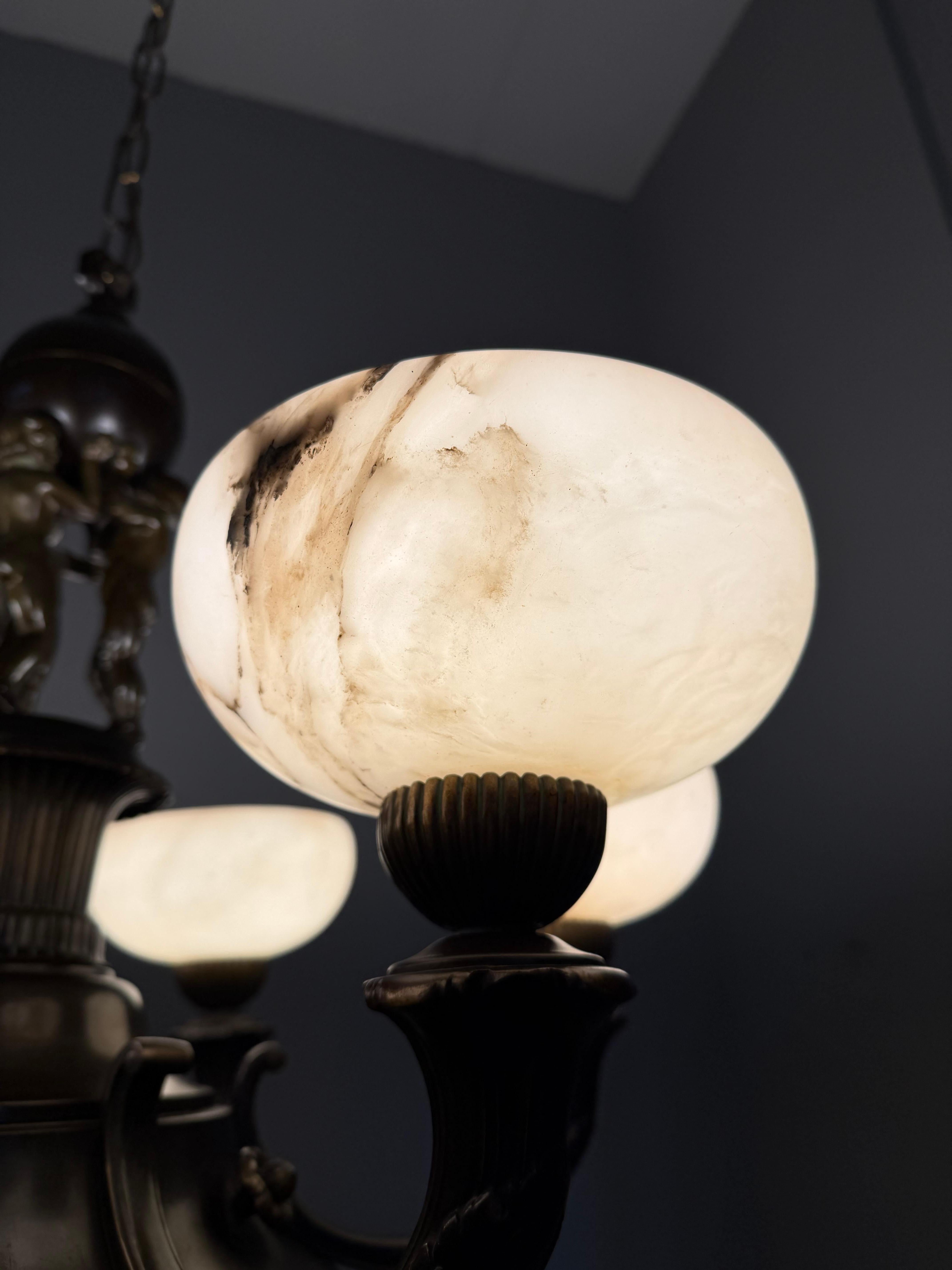 Extraordinary Early-20th-Century Neoclassical Chandelier with Alabaster Shades en venta 9