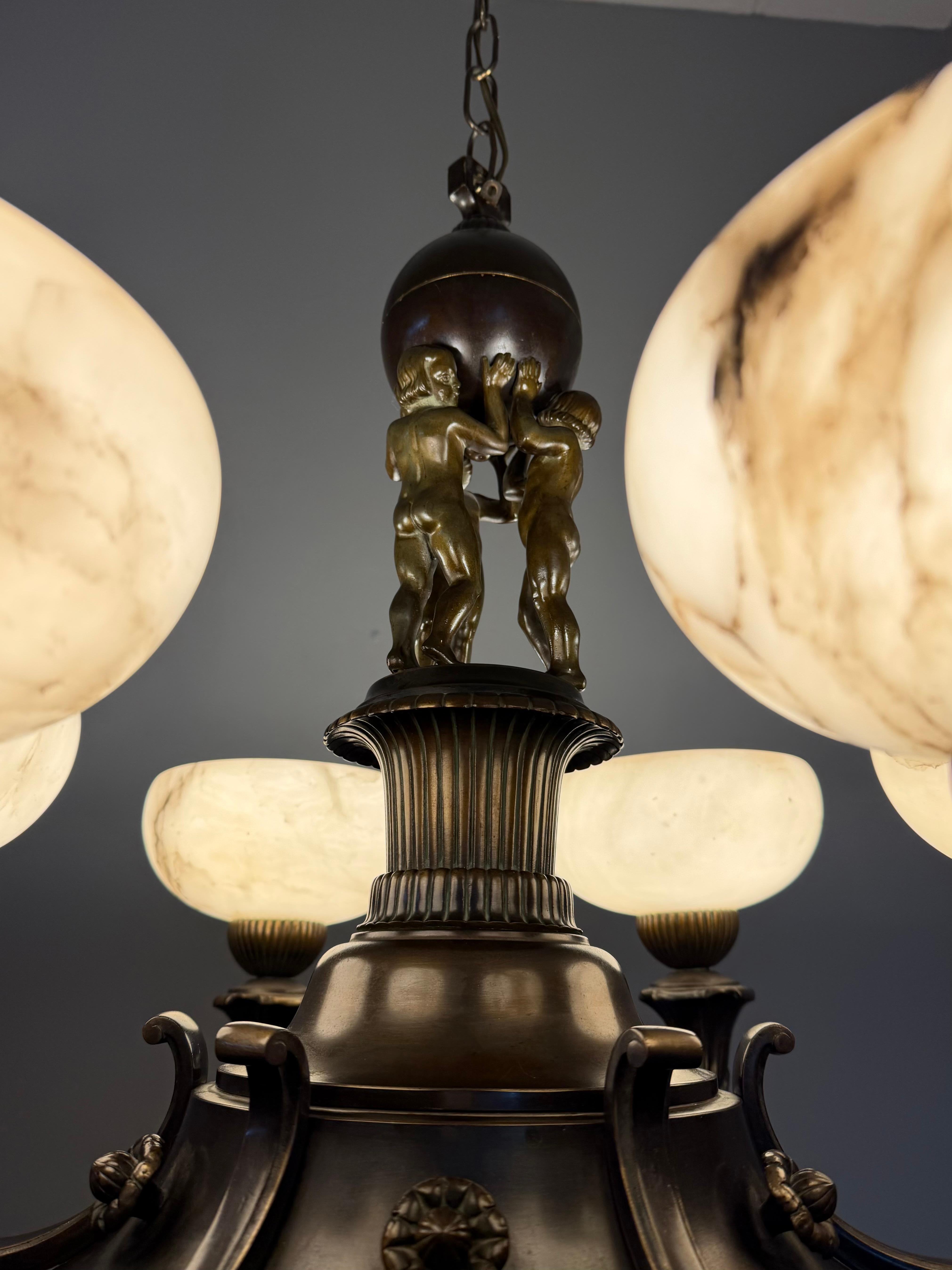 Extraordinary Early-20th-Century Neoclassical Chandelier with Alabaster Shades en venta 10