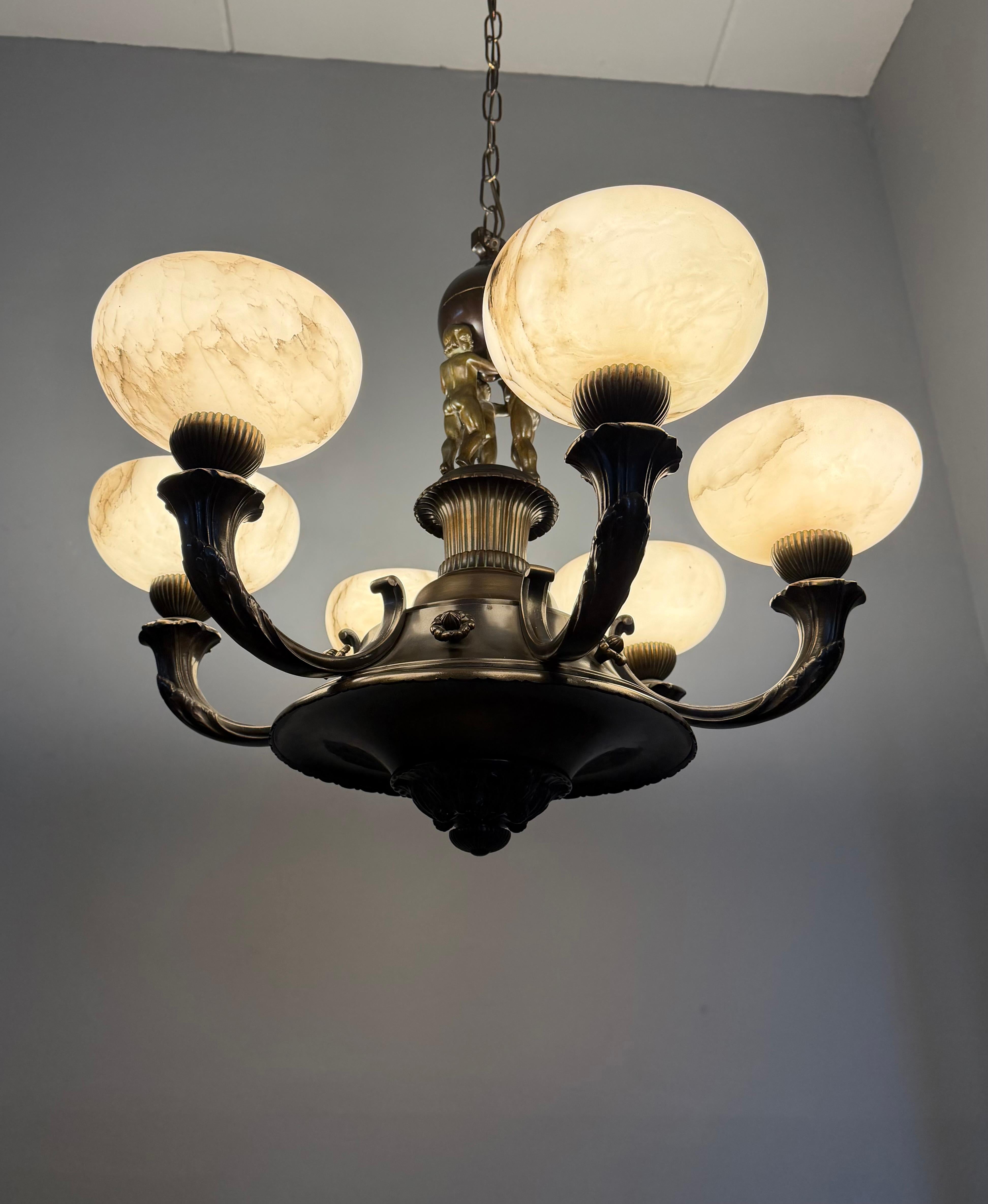 Extraordinary Early-20th-Century Neoclassical Chandelier with Alabaster Shades en venta 11