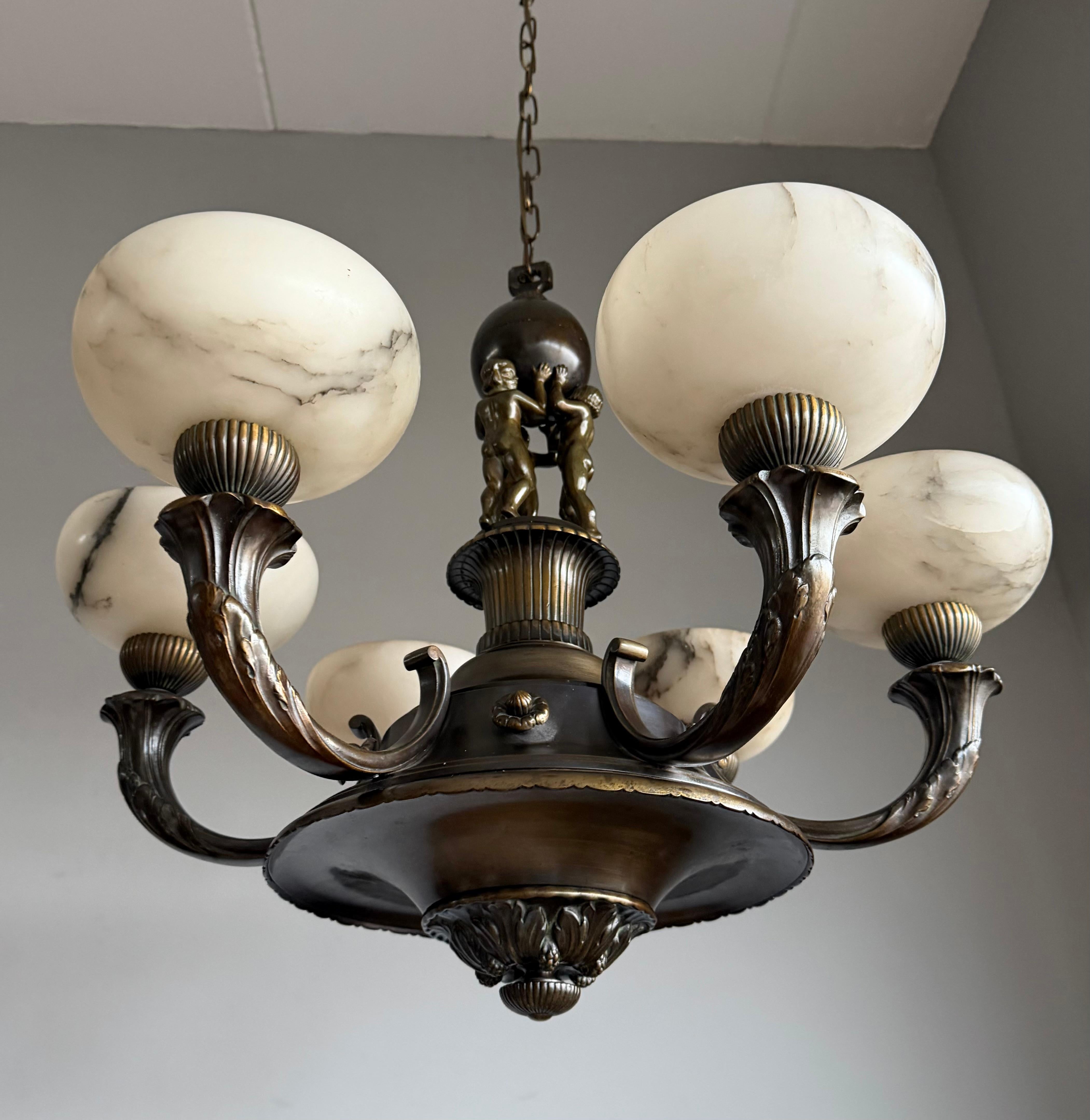 Extraordinary Early-20th-Century Neoclassical Chandelier with Alabaster Shades Art Decó en venta