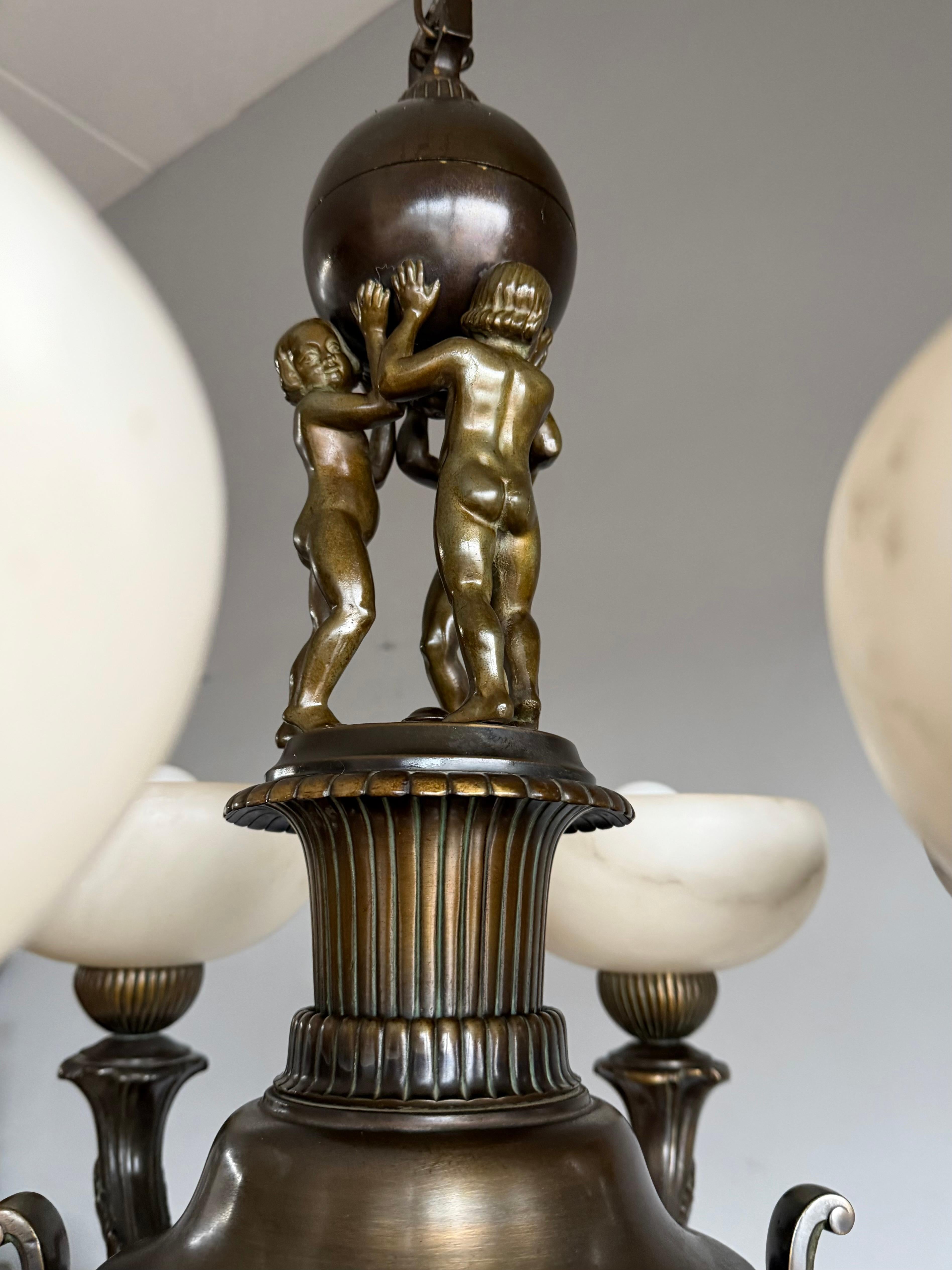 Extraordinary Early-20th-Century Neoclassical Chandelier with Alabaster Shades Europeo en venta