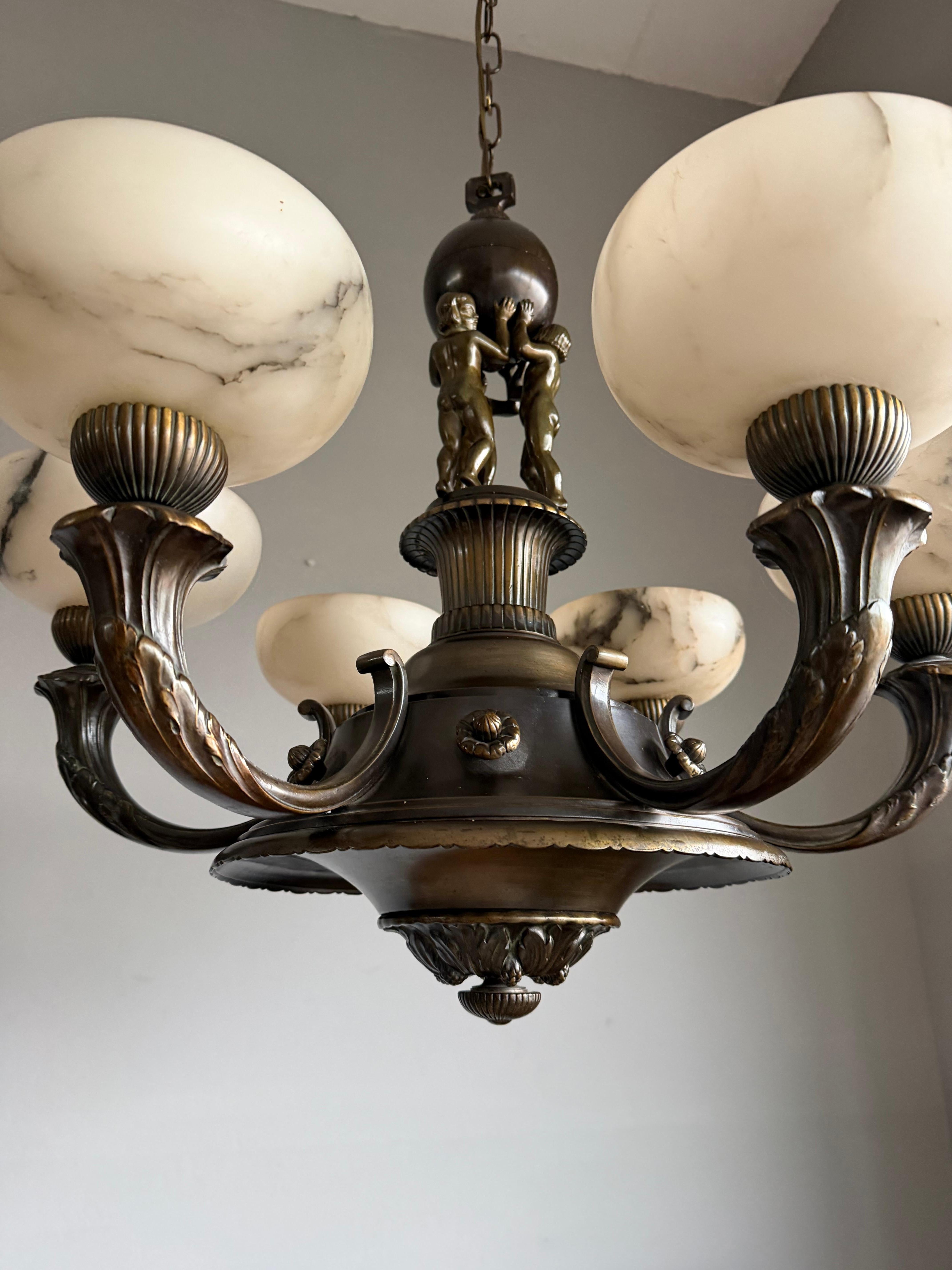 Extraordinary Early-20th-Century Neoclassical Chandelier with Alabaster Shades Vaciado en venta