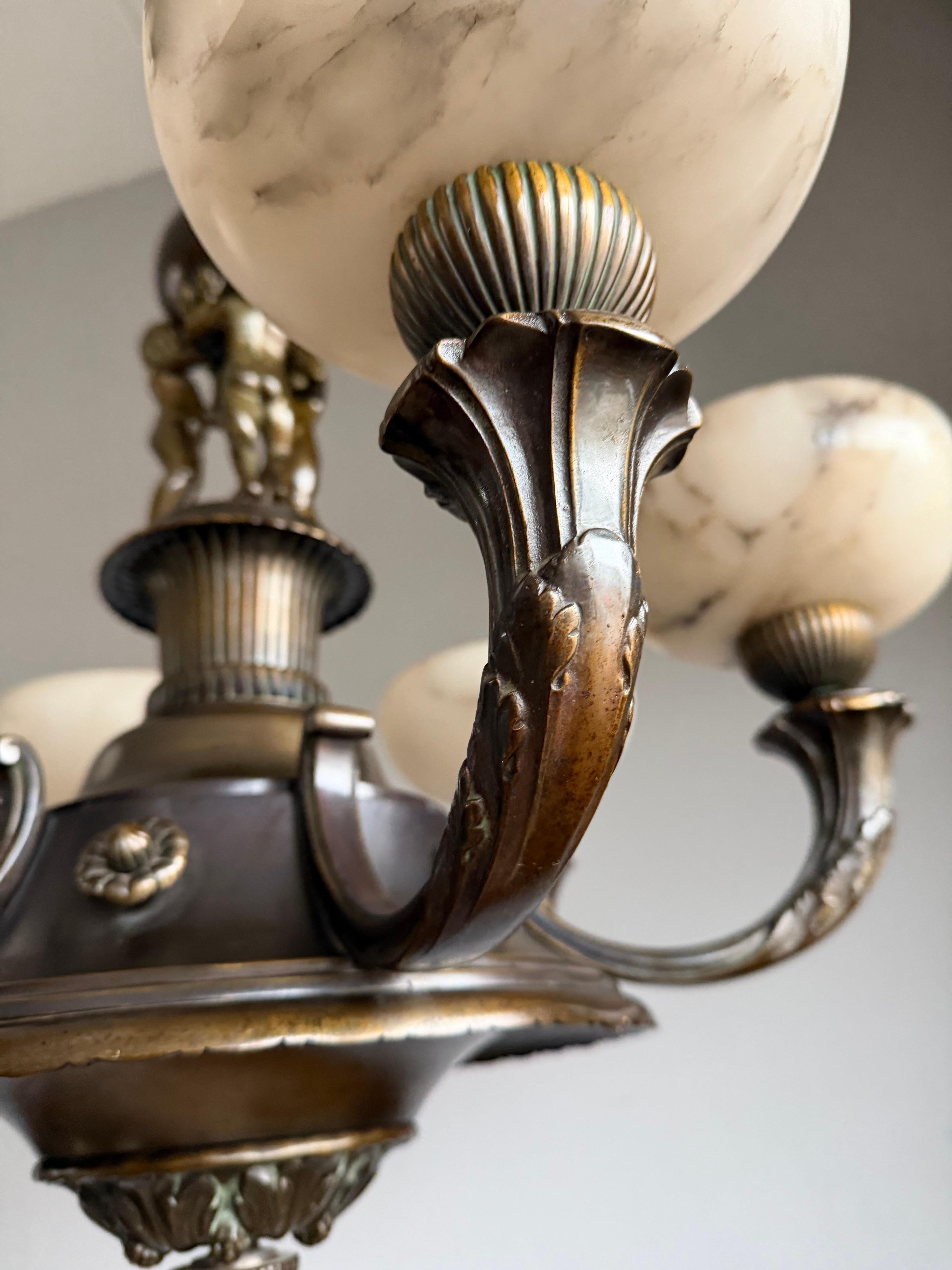 Extraordinary Early-20th-Century Neoclassical Chandelier with Alabaster Shades en Bueno estado para la venta en Lisse, NL