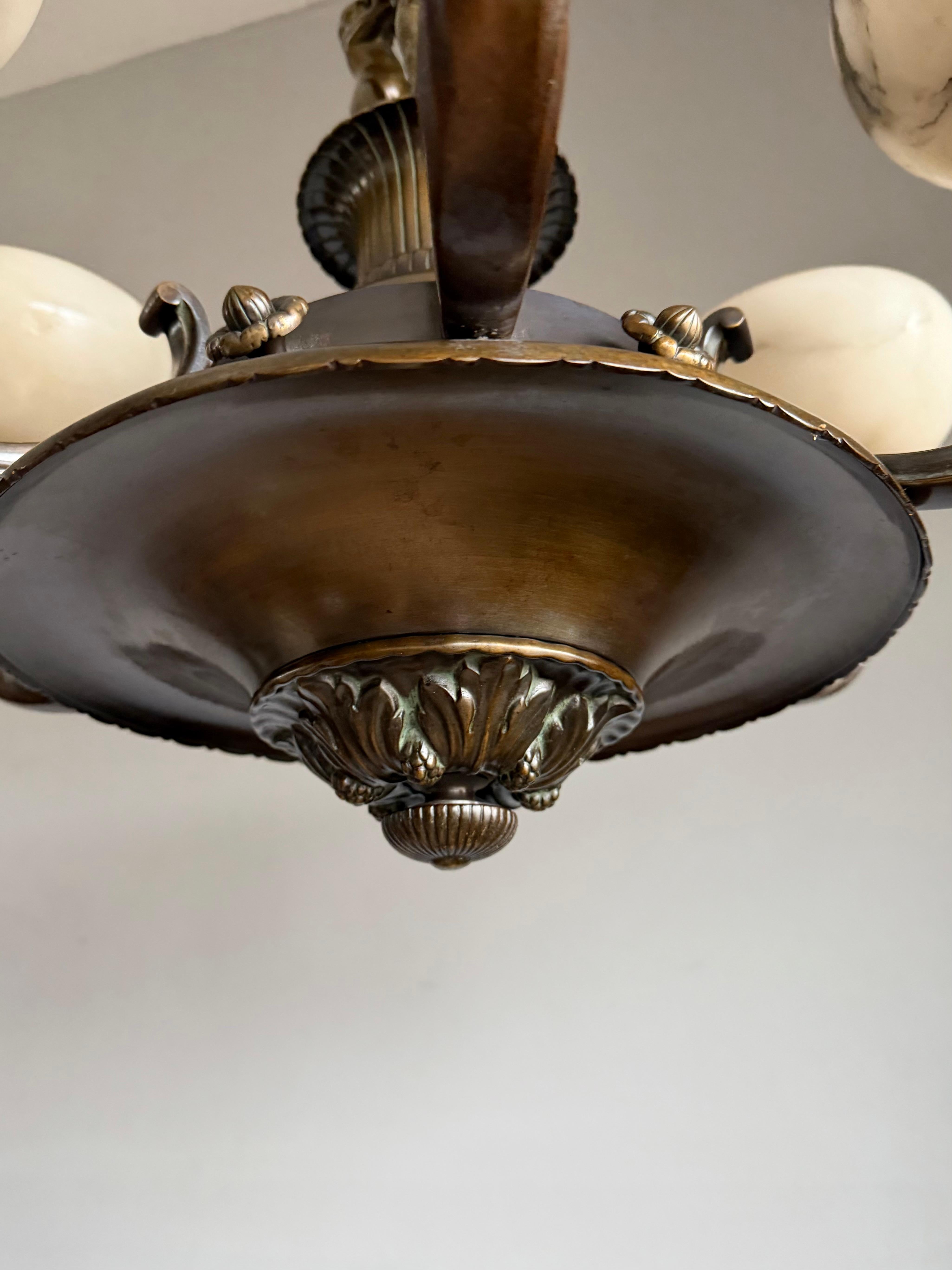 Extraordinary Early-20th-Century Neoclassical Chandelier with Alabaster Shades siglo XX en venta
