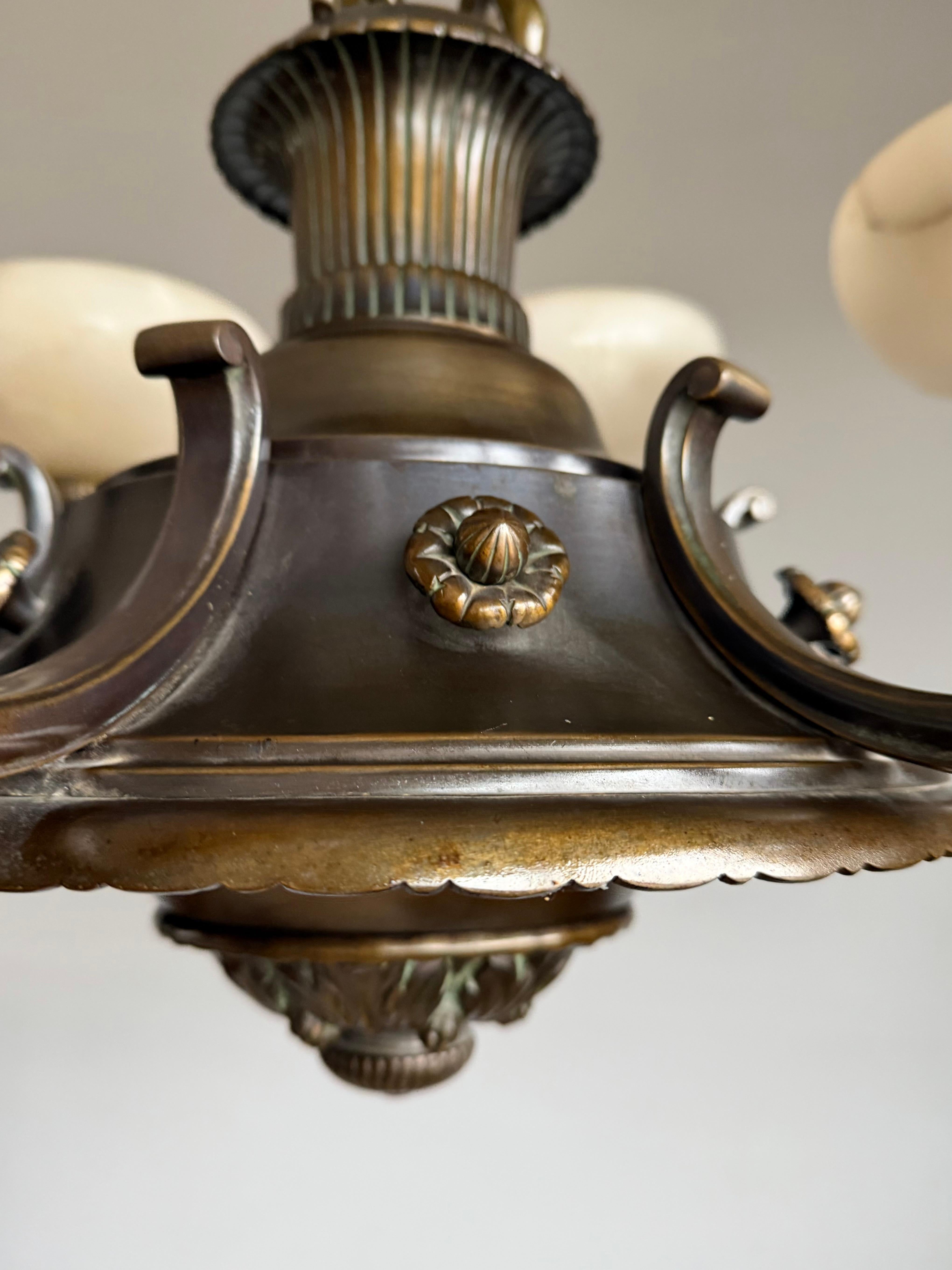 Extraordinary Early-20th-Century Neoclassical Chandelier with Alabaster Shades Latón en venta