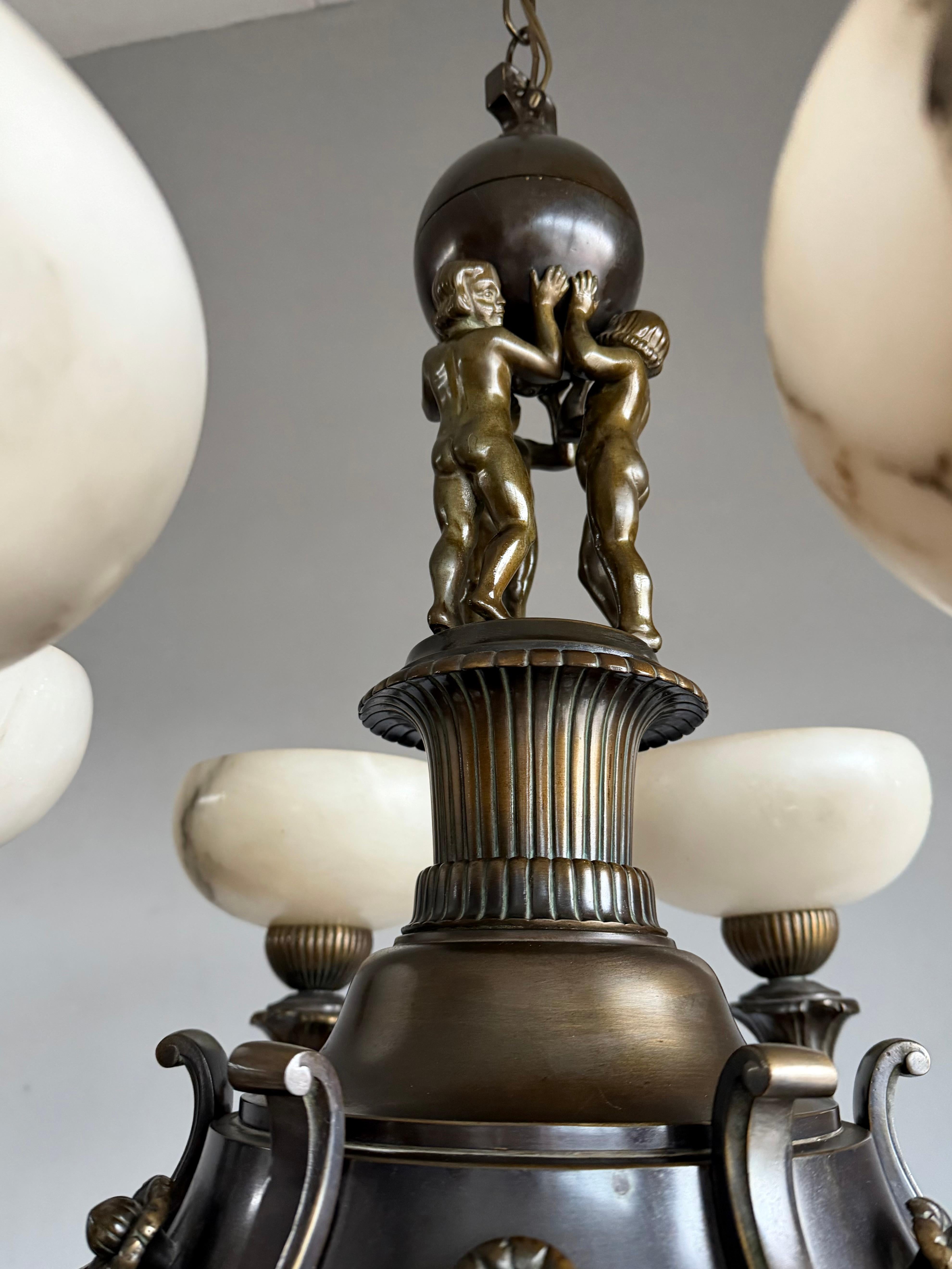 Extraordinary Early-20th-Century Neoclassical Chandelier with Alabaster Shades en venta 1