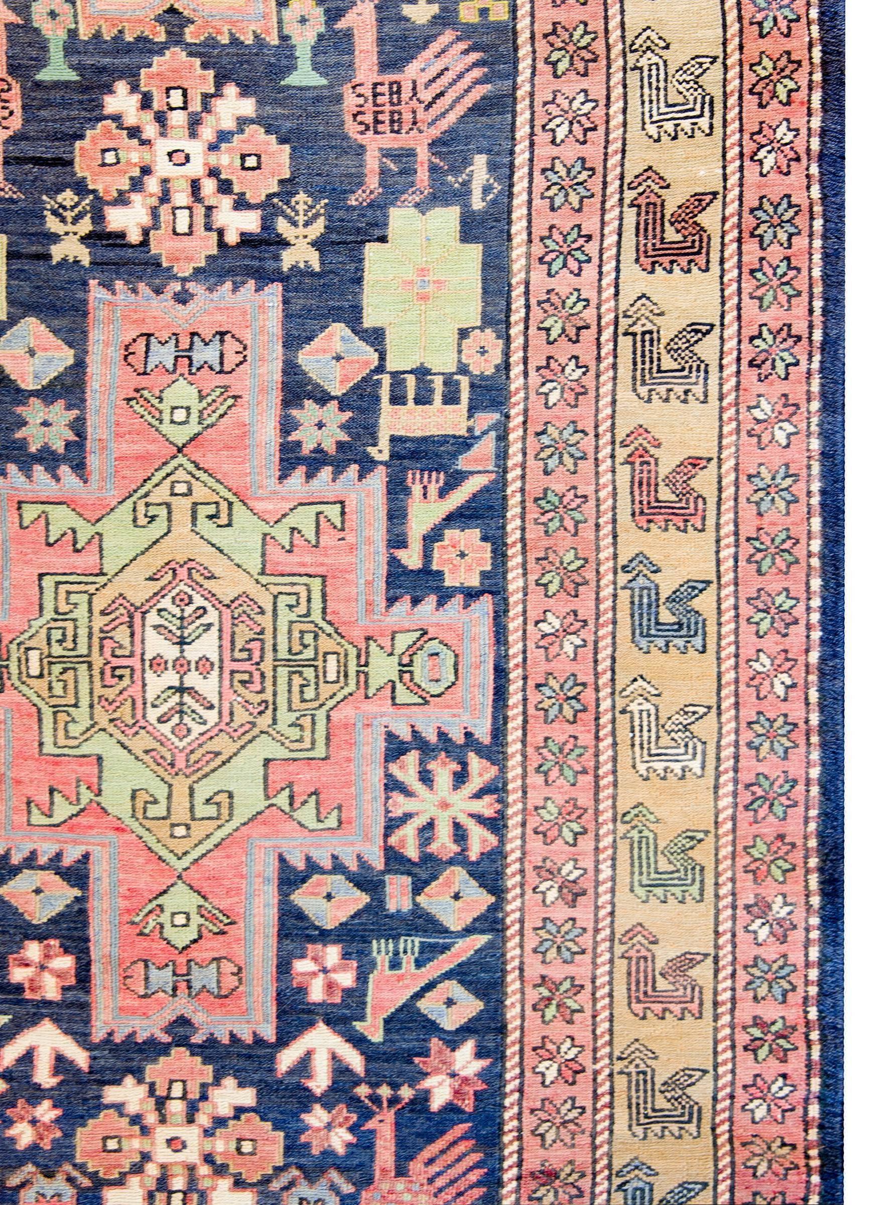 Extraordinaire tapis Sumak Azeri du début du XXe siècle Bon état - En vente à Chicago, IL