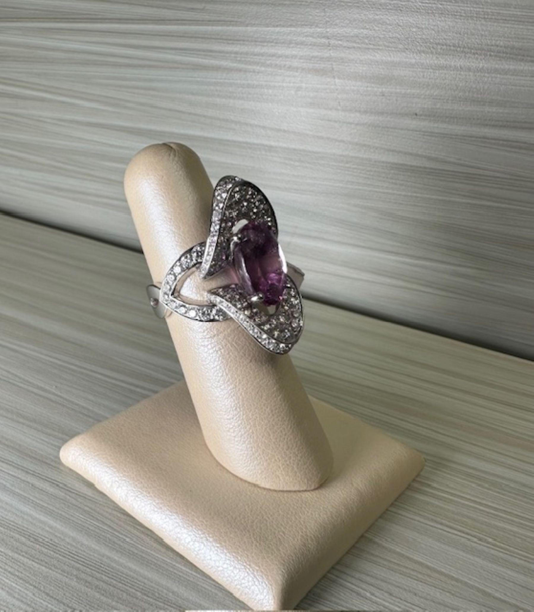 Elegancia Extraordinaria - Anillo de Topacio Rosa de 5,90ct con Diamantes de 2,50ct en 18kw en venta 4