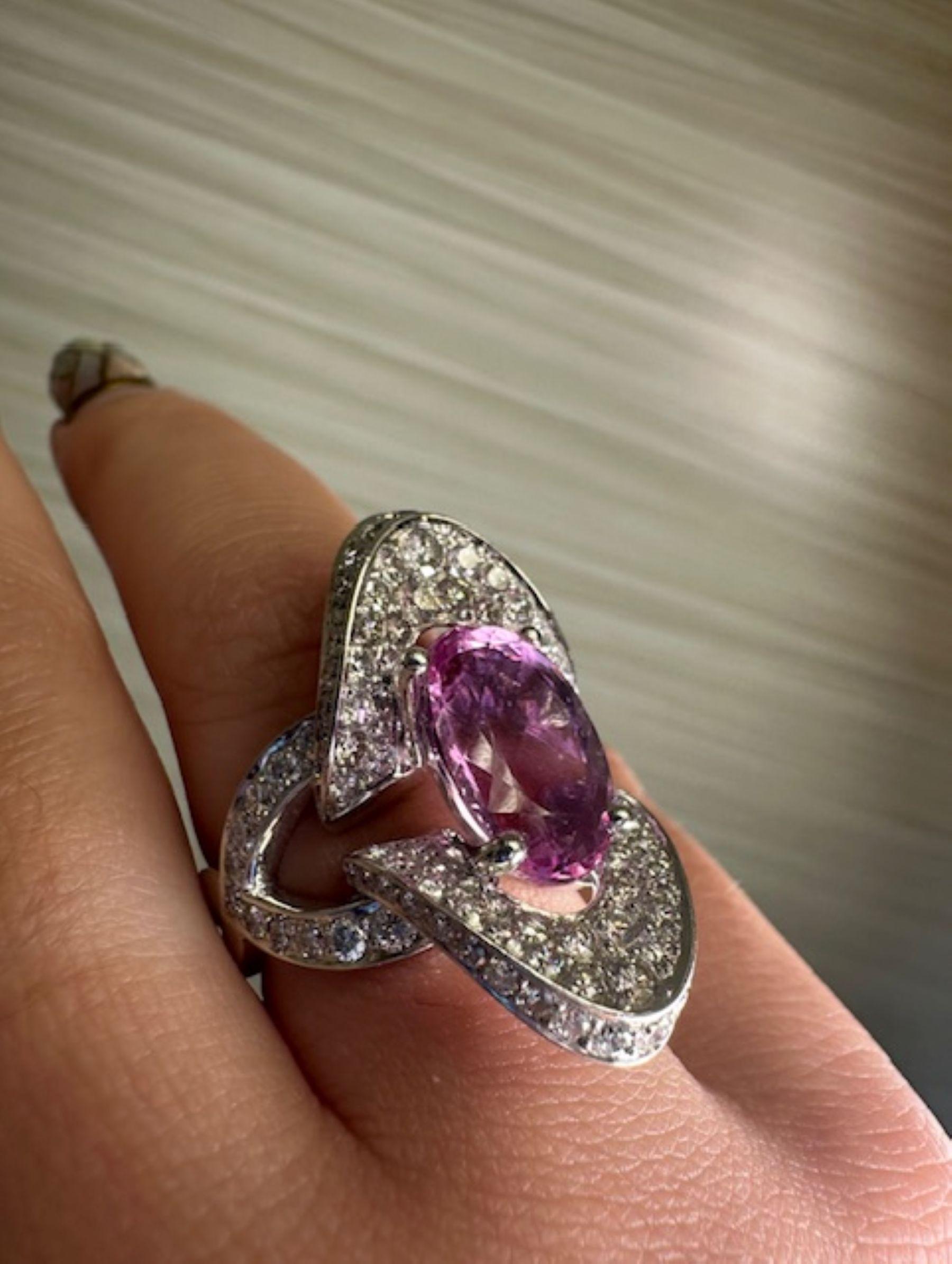 Elegancia Extraordinaria - Anillo de Topacio Rosa de 5,90 ct con Diamantes de 2,50 ct en Oro Blanco
Irradiando encanto y brillo, este exquisito anillo presenta un impresionante Topacio Rosa de 5,90 quilates, que brilla con un color suave y